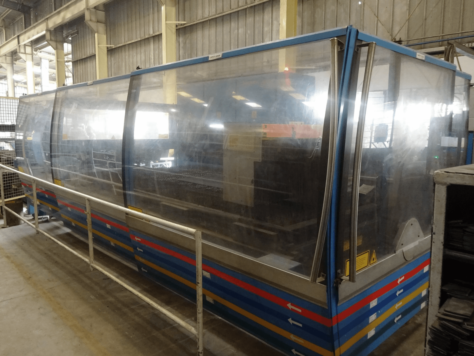 Widok z prawej maszyny Prima Power Platino 2040