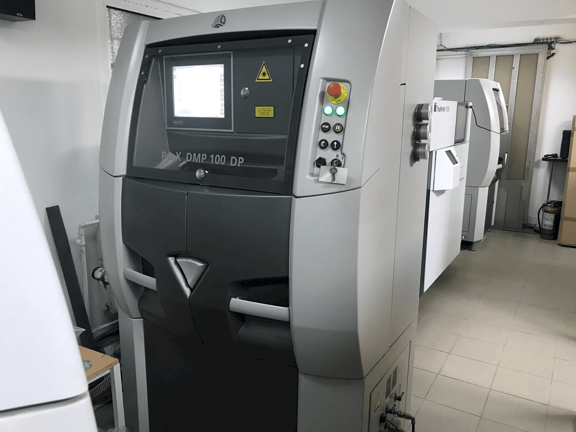 Widok z przodu maszyny 3D SYSTEMS ProX DMP 100