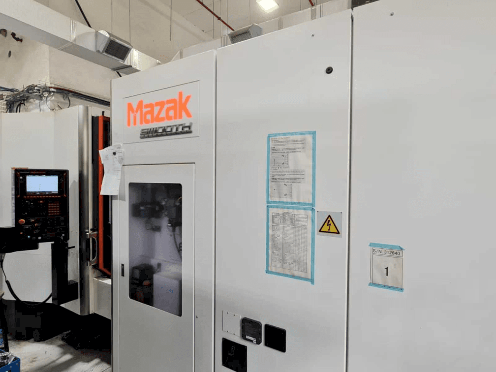 Widok z przodu maszyny Mazak HCH-4000