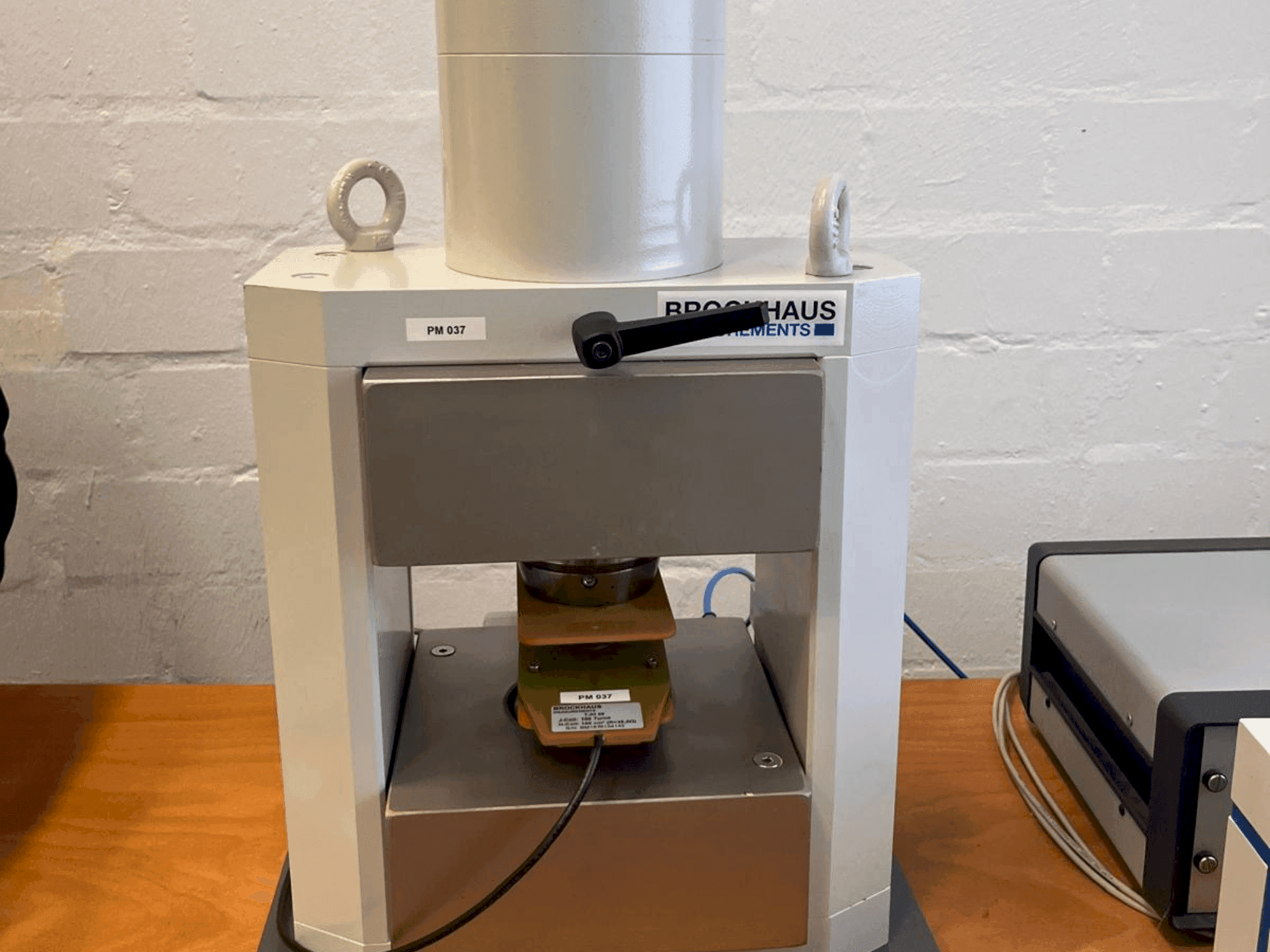 Widok z przodu maszyny BROCKHAUS HG200 D