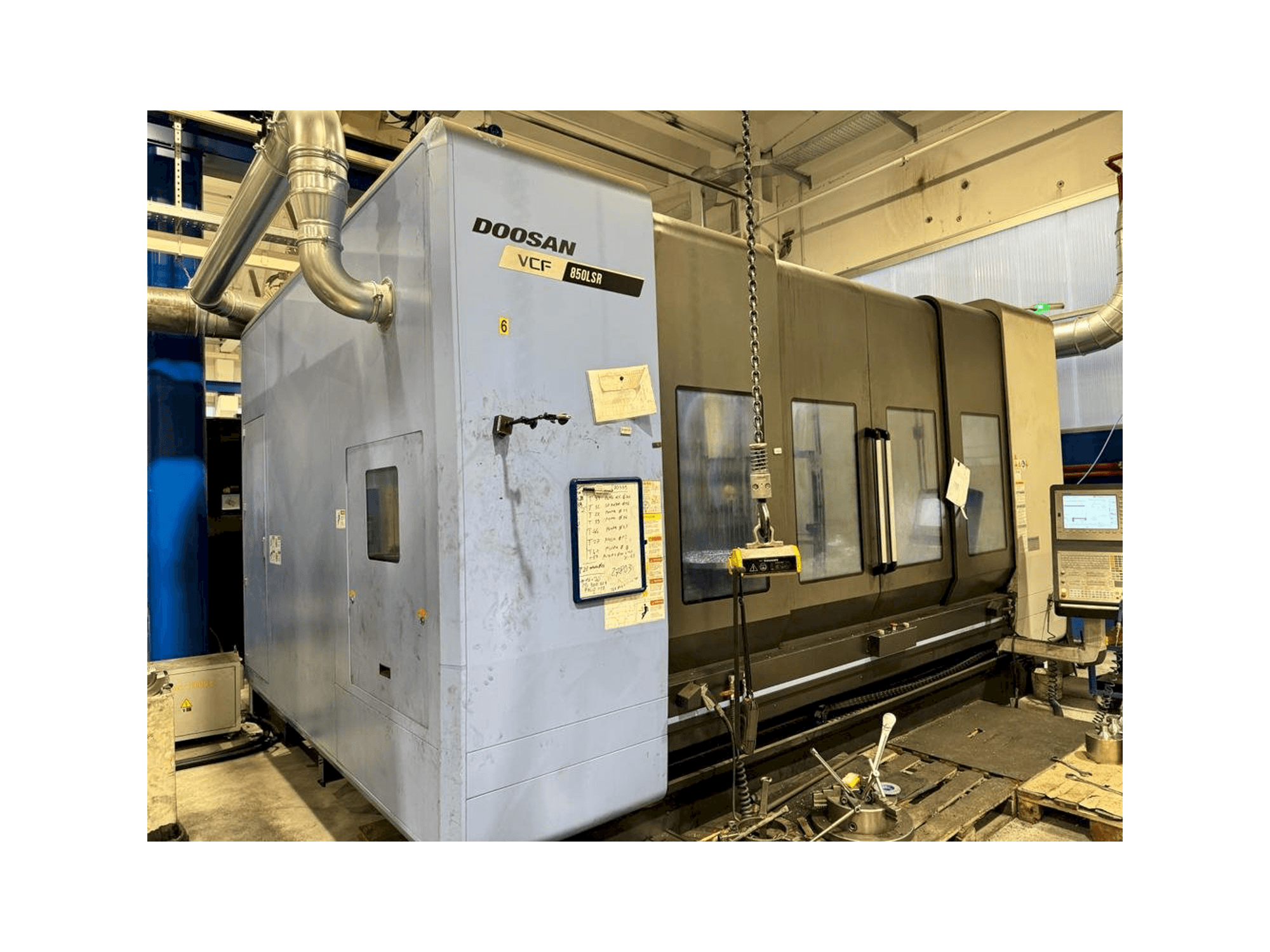 Widok z przodu maszyny DOOSAN VCF 850 LSR