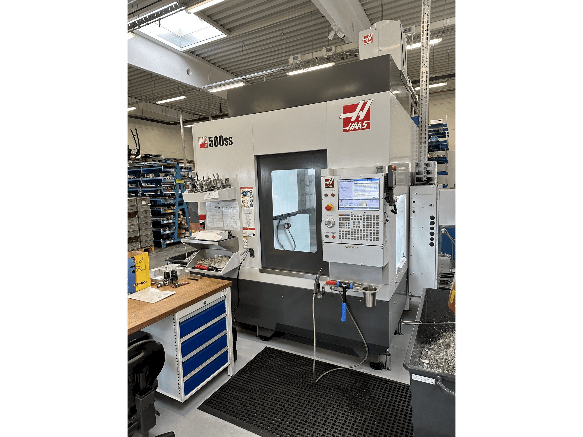 Widok z przodu maszyny HAAS UMC-500SS