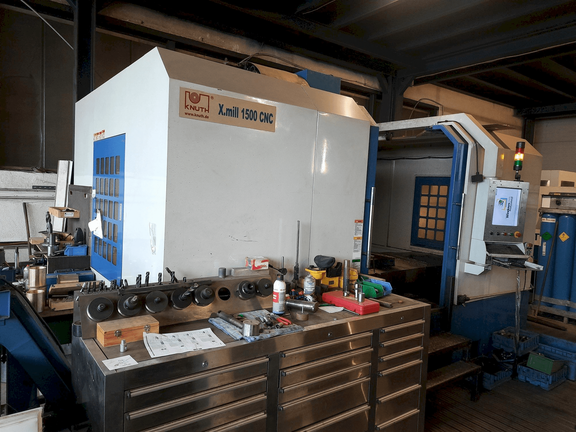 Widok z przodu maszyny KNUTH X-Mill 1500 CNC