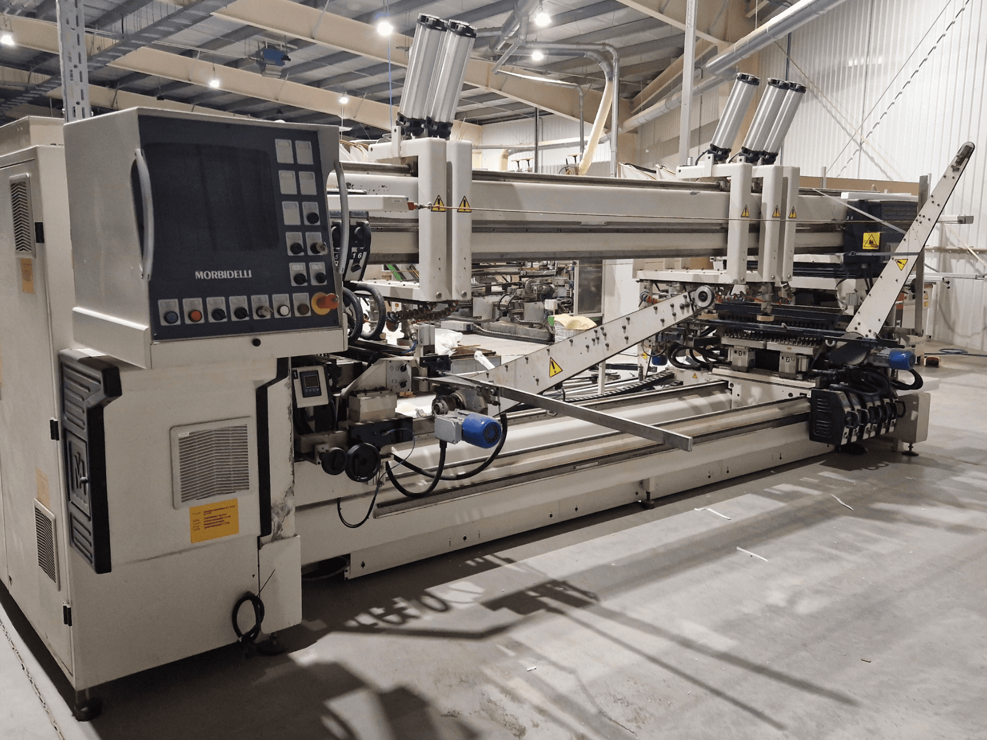 Wiertarka wielowrzecionowa SCM Morbidelli Zenith F2, widok z boku przedstawiający panel sterowania i podzespoły mechaniczne w warunkach warsztatowych.