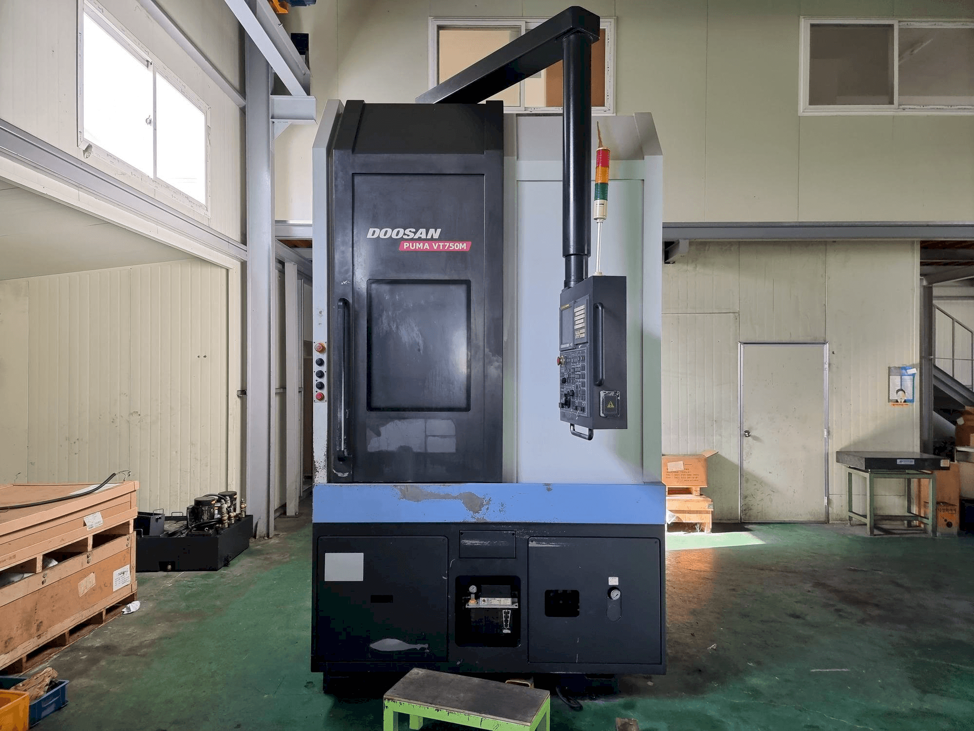 Widok z przodu maszyny Doosan Puma VT750M
