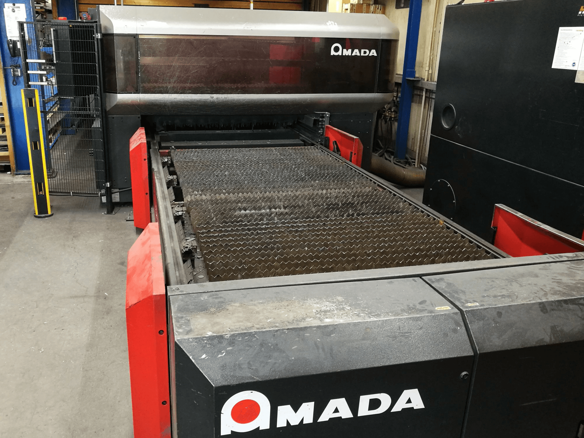 Widok z przodu maszyny AMADA LC 3015 X1 NT