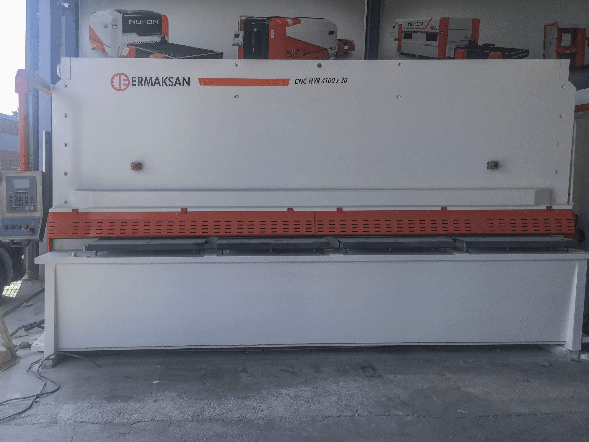 Widok z przodu maszyny ERMAKSAN CNC HVR 4100x20