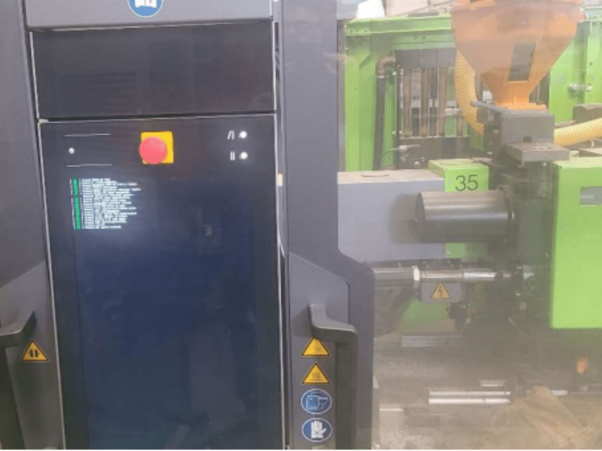 Wtryskarka hydrauliczna Engel Victory 320/80 spex, widok z przodu przedstawiający panel sterowania i zieloną jednostkę wtryskową.