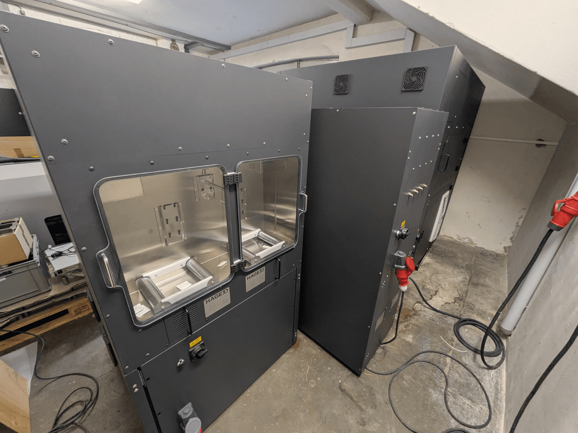HAGE 3D Mex-One-A – drukarka 3D do tworzyw sztucznych, widok z boku przedstawiający podwójne przezroczyste drzwiczki i panel sterowania.