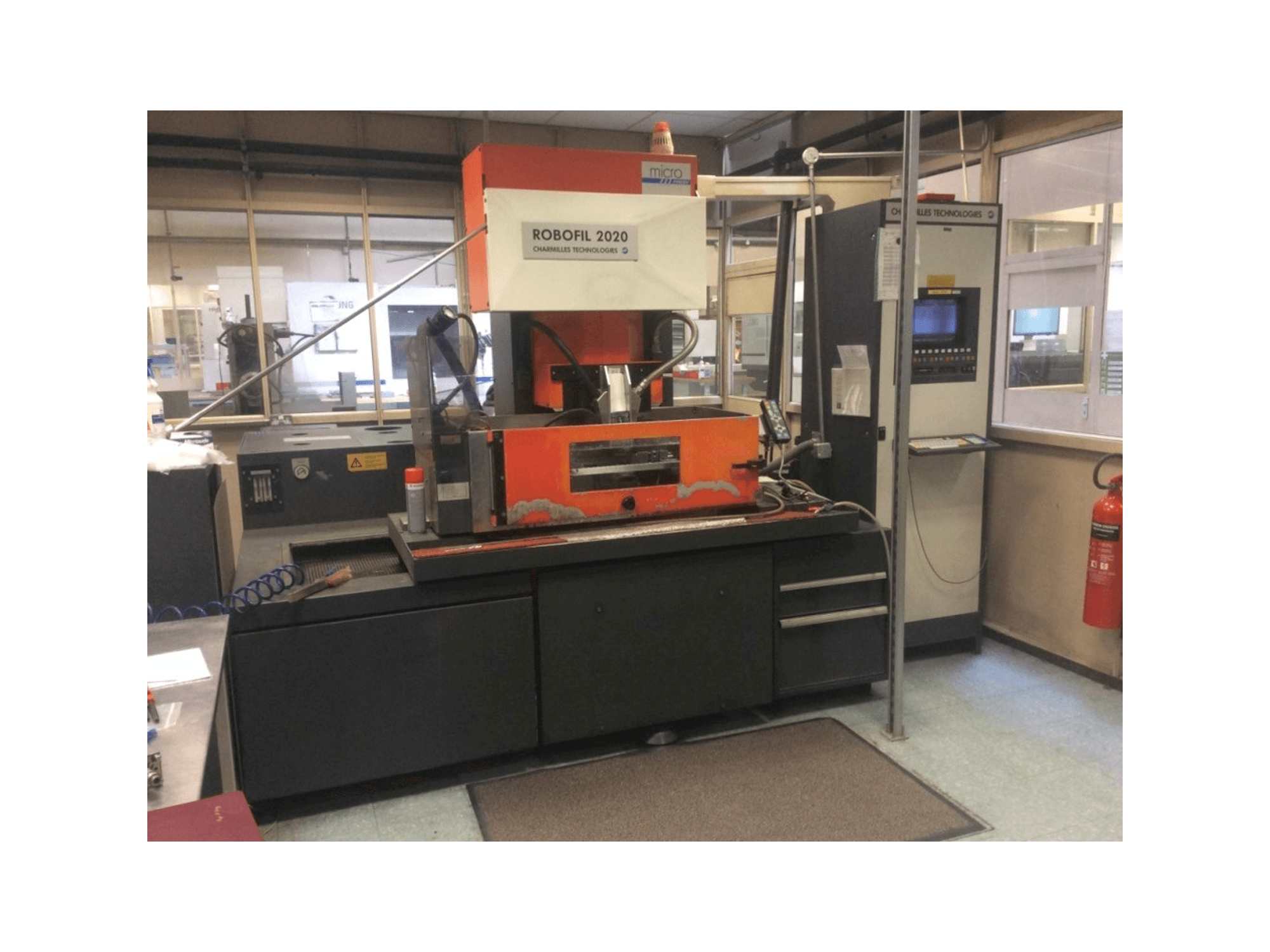 Widok z przodu maszyny CHARMILLES Technologies Robofil 2020 - 1