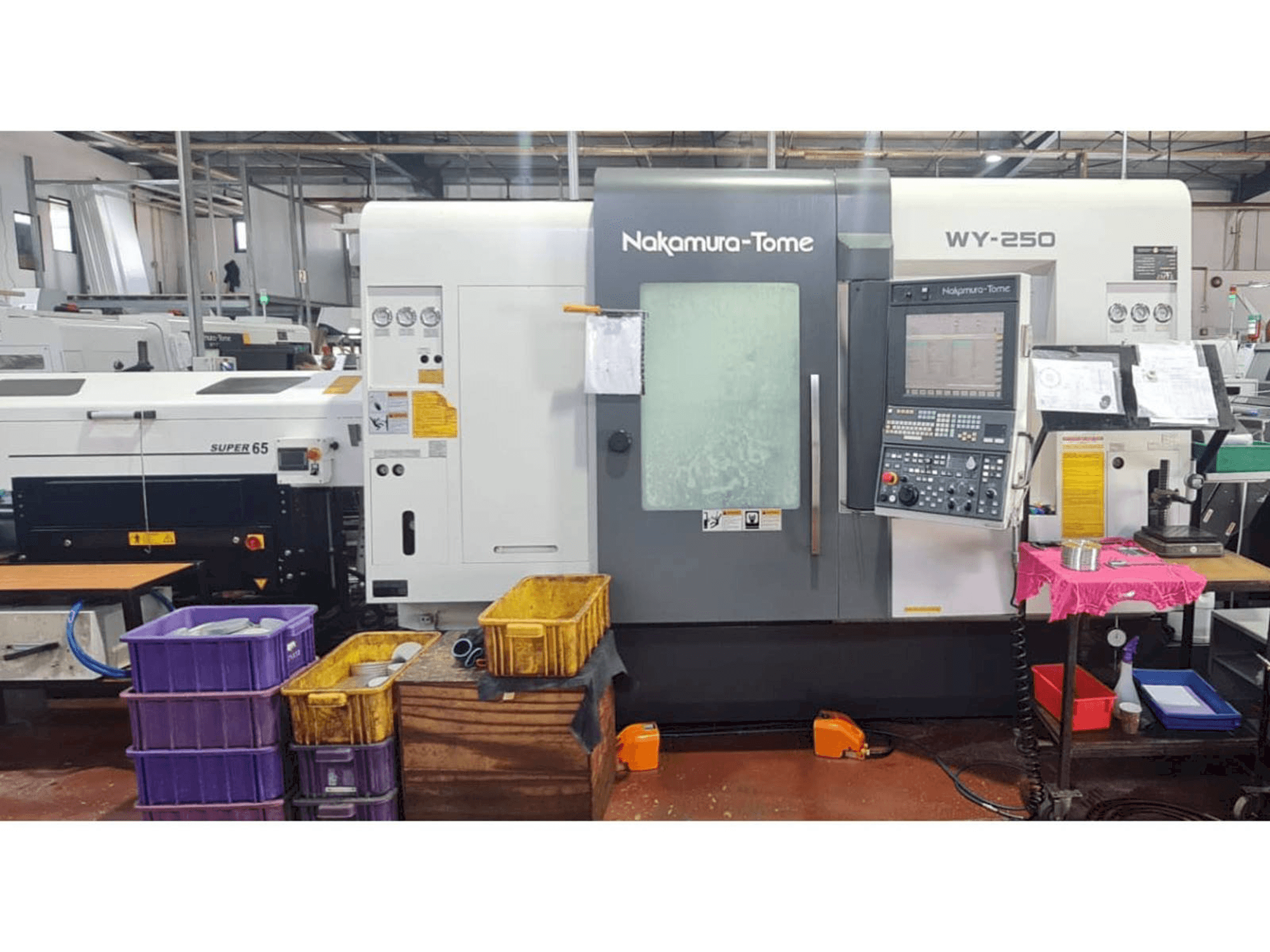 Widok z przodu maszyny NAKAMURA-TOME WY 250