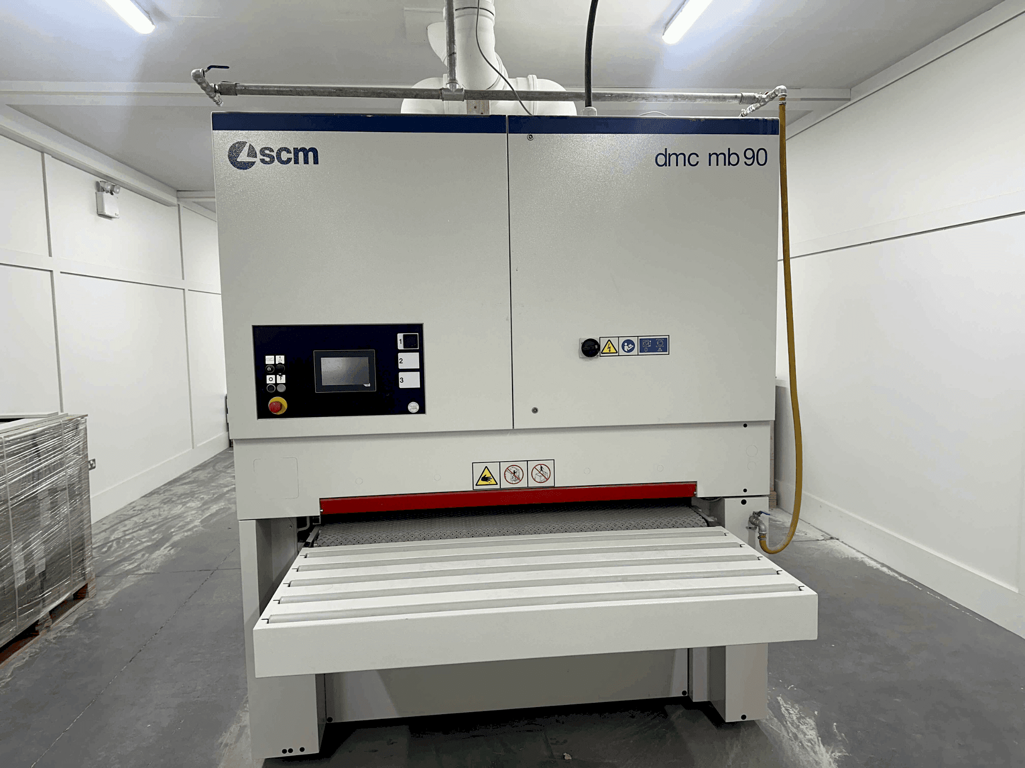 Widok z przodu maszyny SCM DMC MB90 DBB135