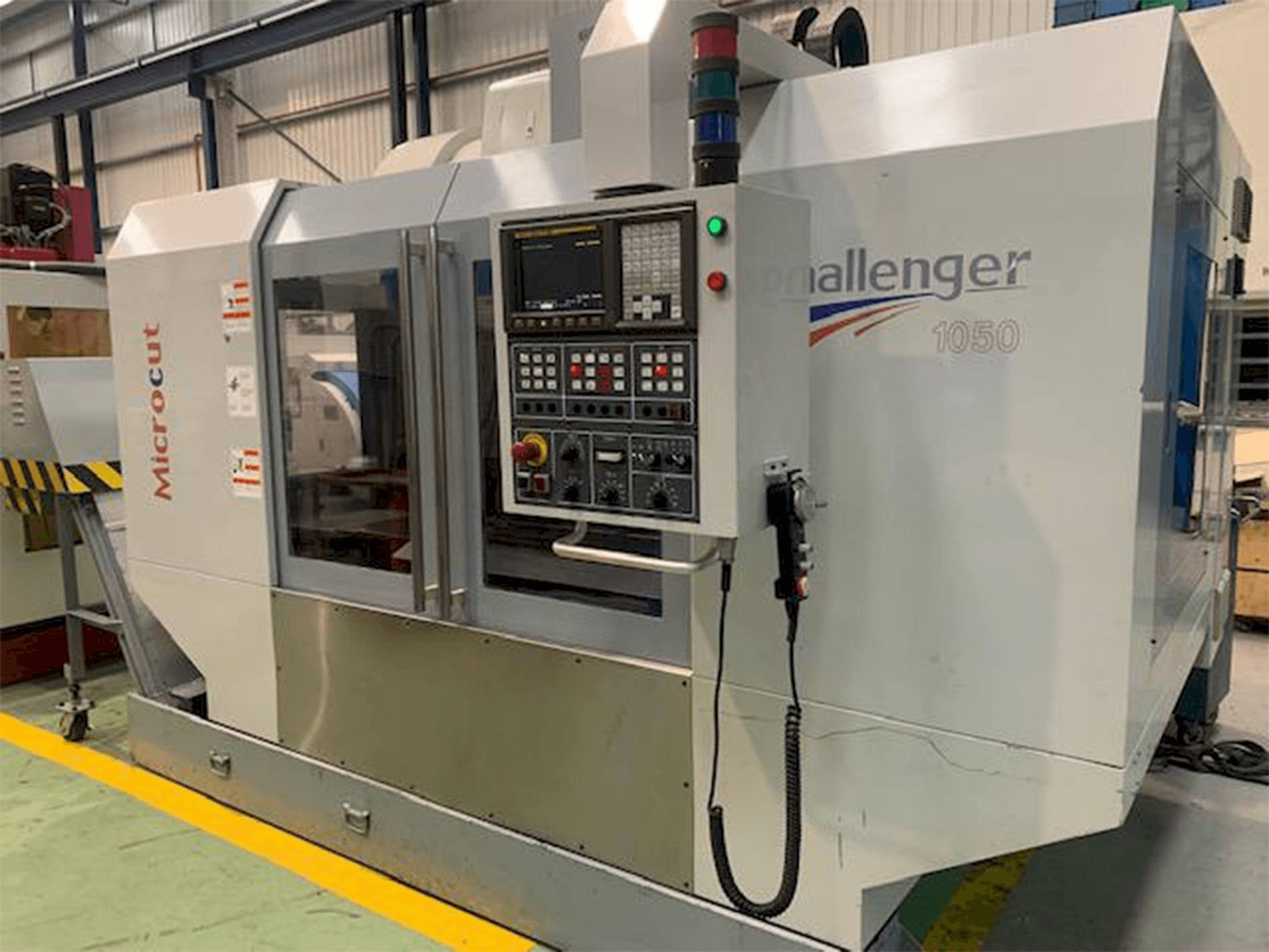 Widok z przodu maszyny MICROCUT Challenger 1050