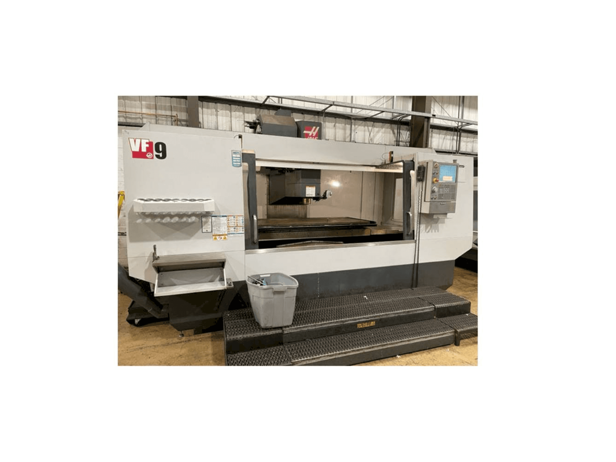 Widok z przodu maszyny HAAS VF-9