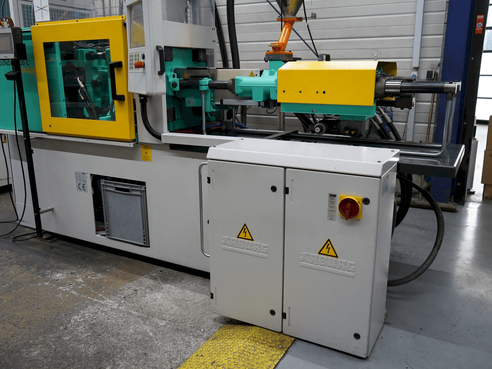 Widok z przodu maszyny Arburg 320C (500-170)