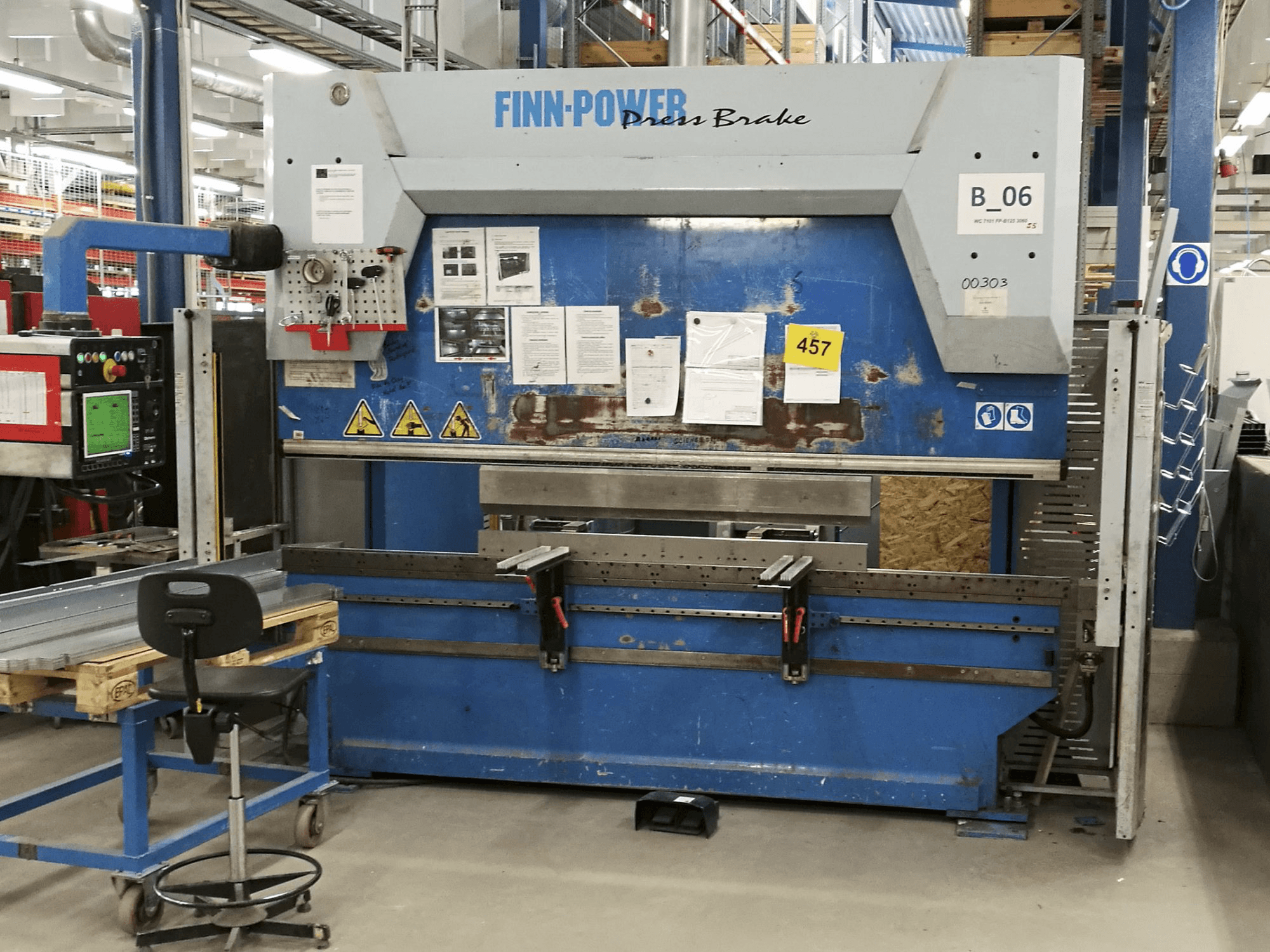 Widok z przodu maszyny Finn-Power B 125-3060-C6W-GC