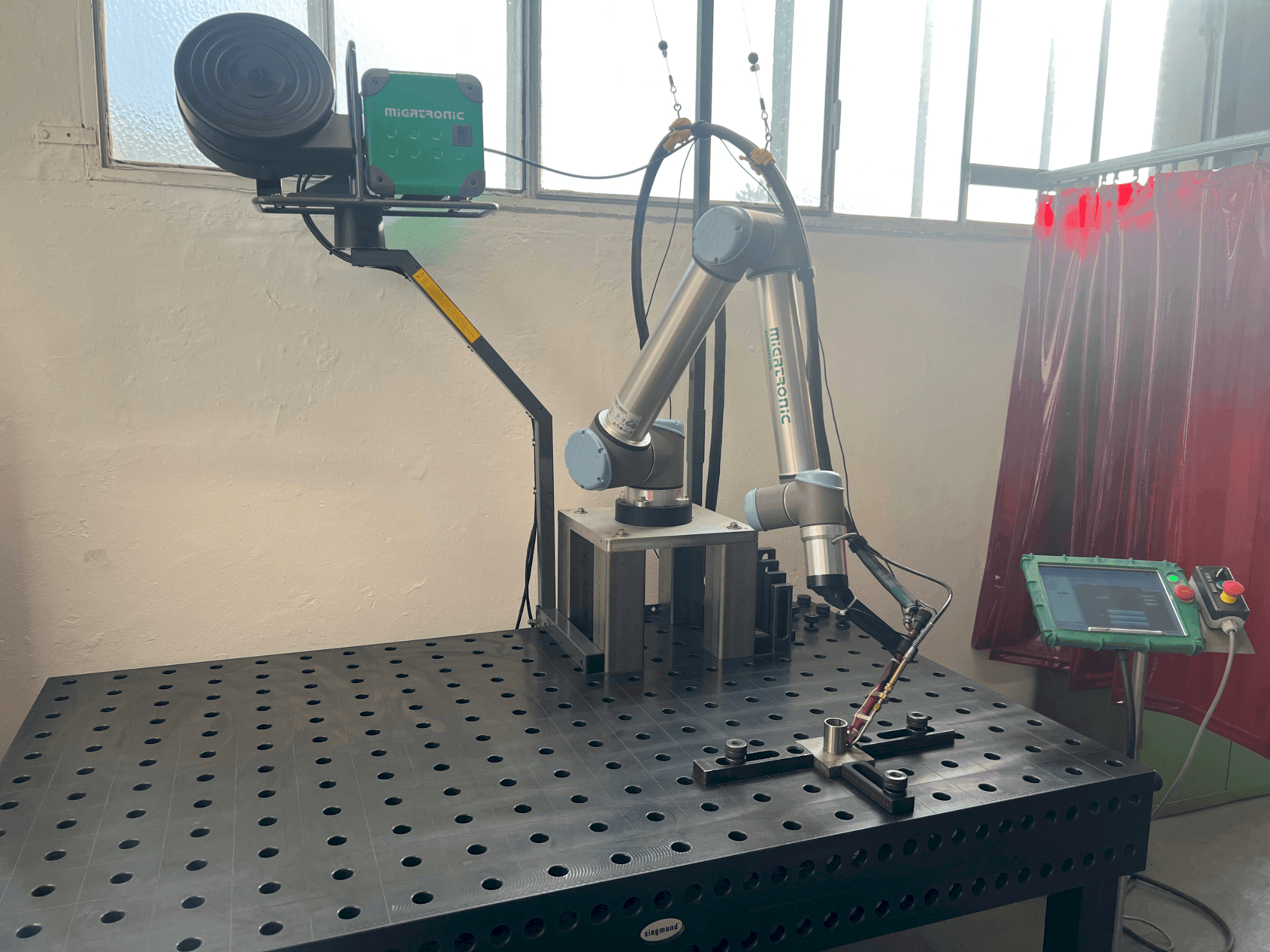 Widok z przodu maszyny Universal Robots UR10 (2021)