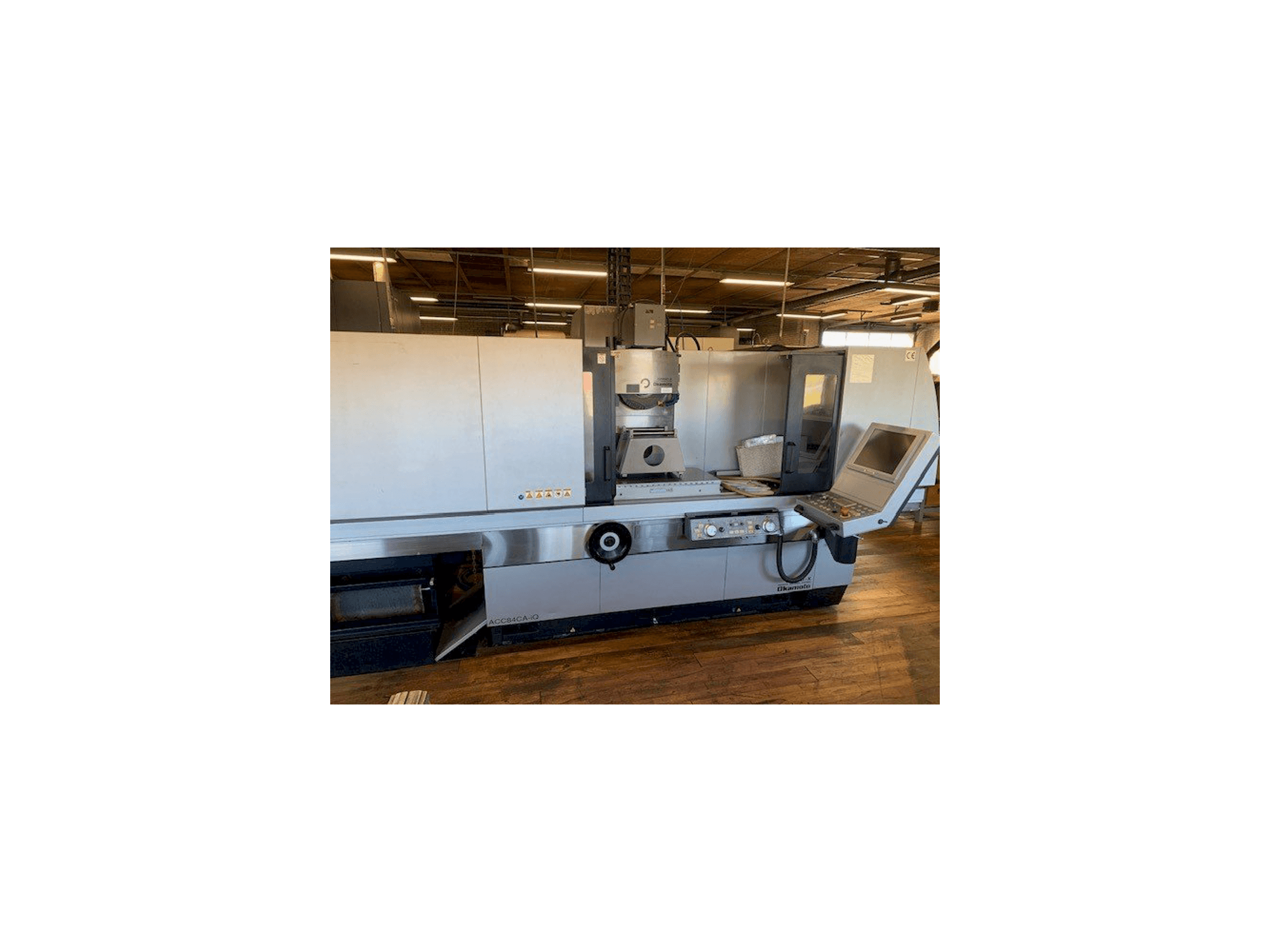 Widok z przodu maszyny OKAMOTO ACC 84CA-iQ