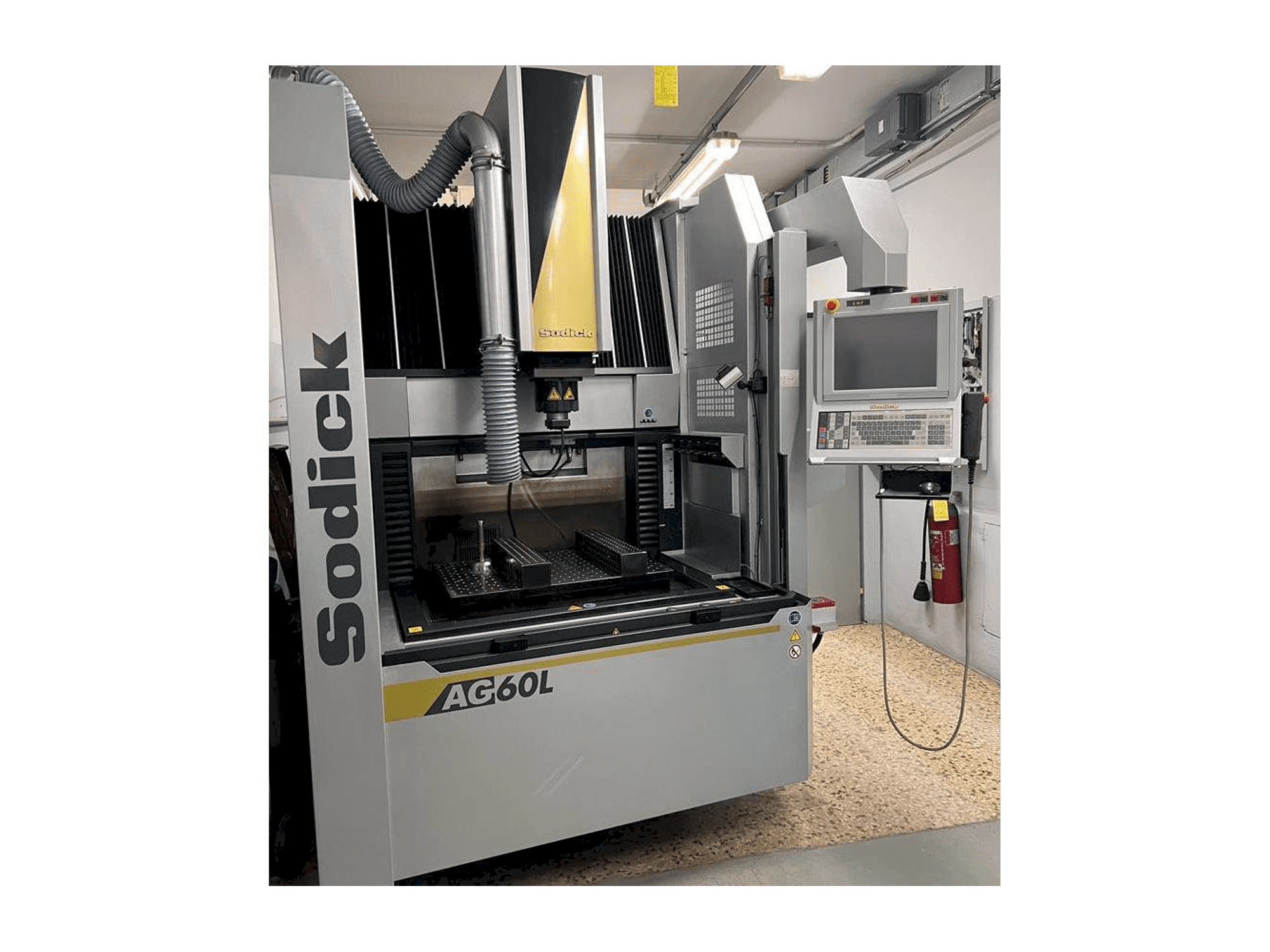 Widok z przodu maszyny Sodick AG 60L