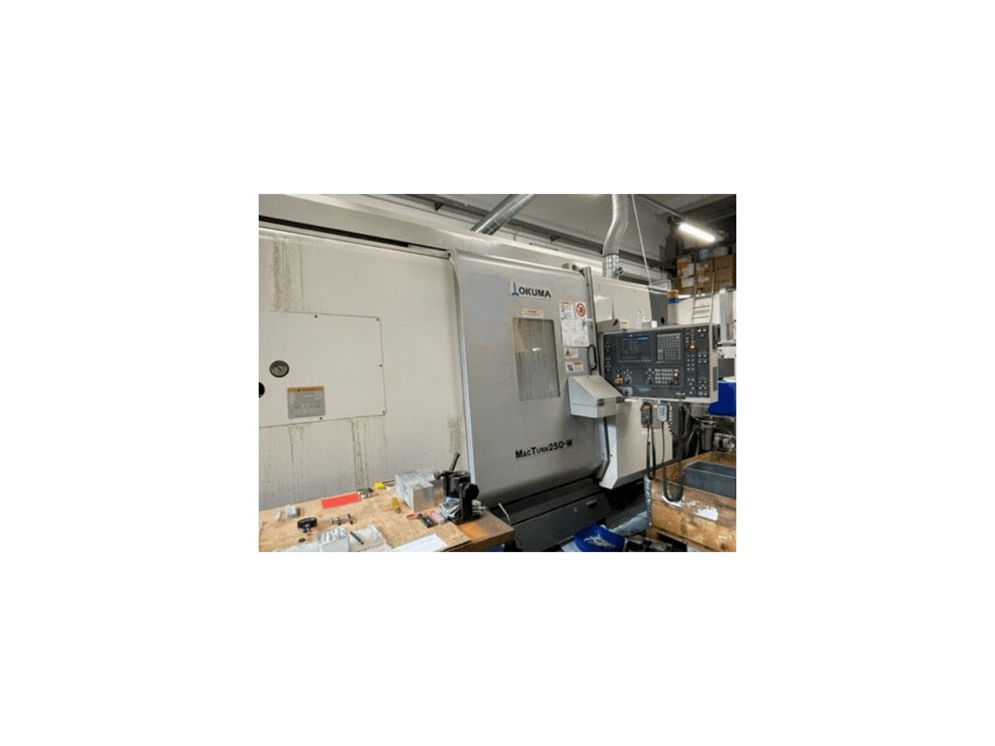 Widok z przodu maszyny Okuma MACTURN 250W