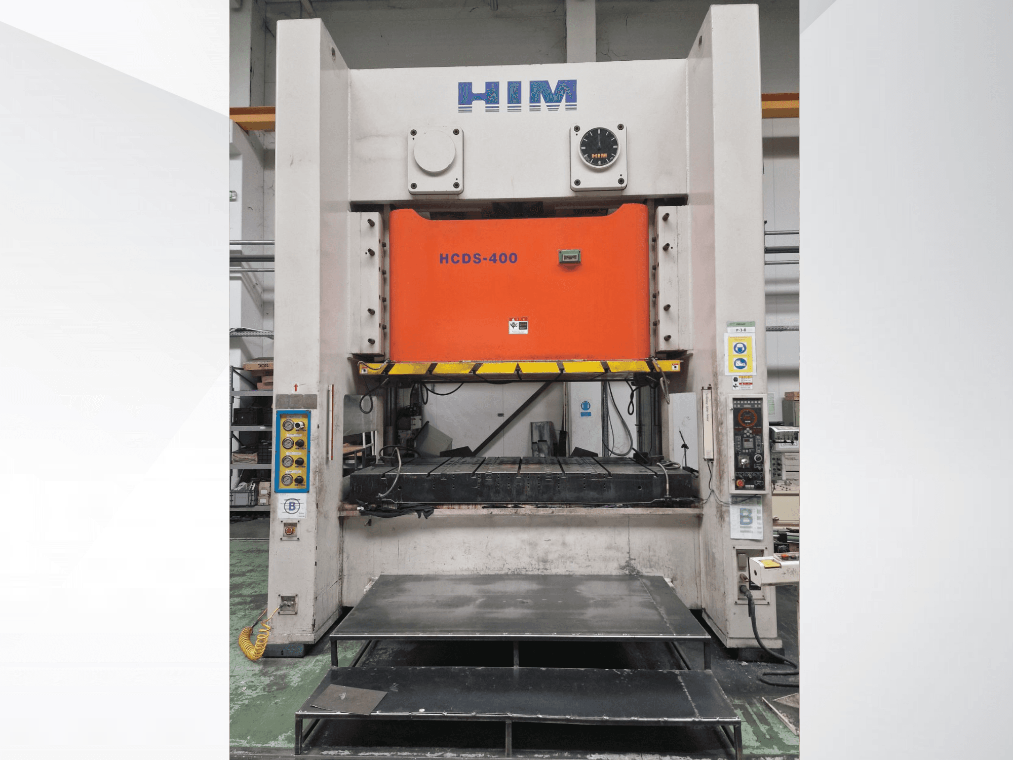 Widok z przodu mechanicznej prasy tłoczącej HIM HWAIL PRESS HCDS-400 z pomarańczową płytą tłoczną i panelem sterowania.