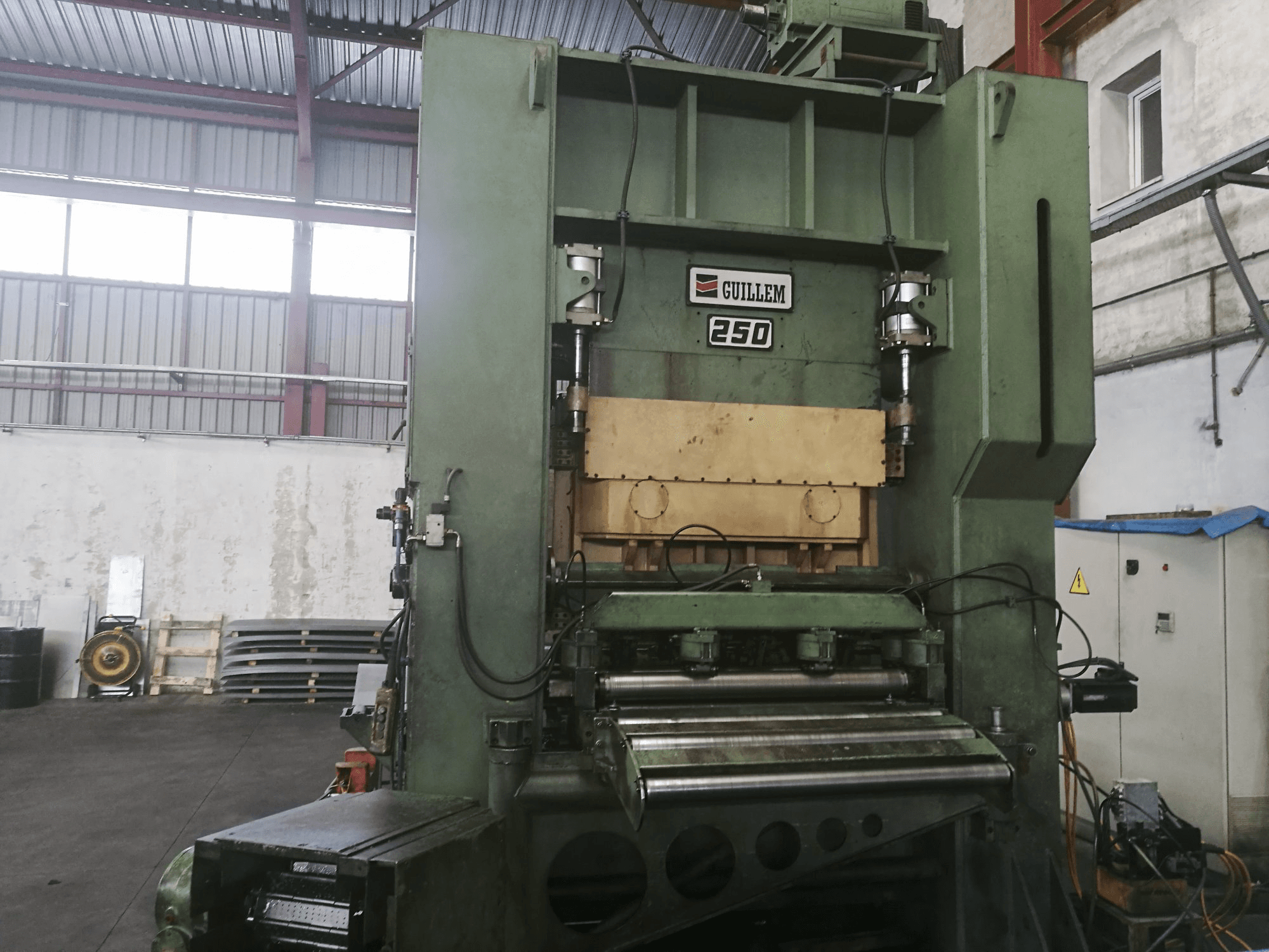 Widok z przodu maszyny GUILLEM D2.250