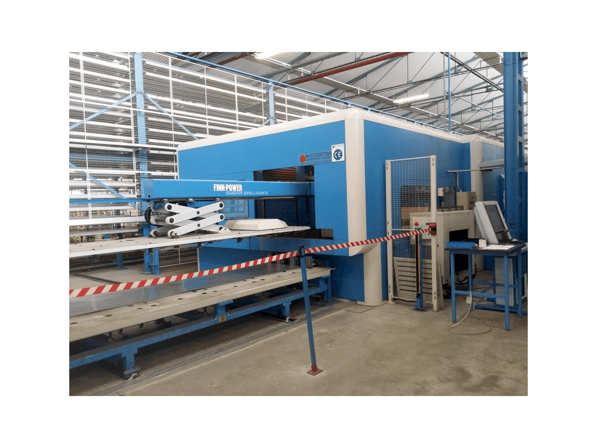 Widok z przodu maszyny Finn-Power SB8