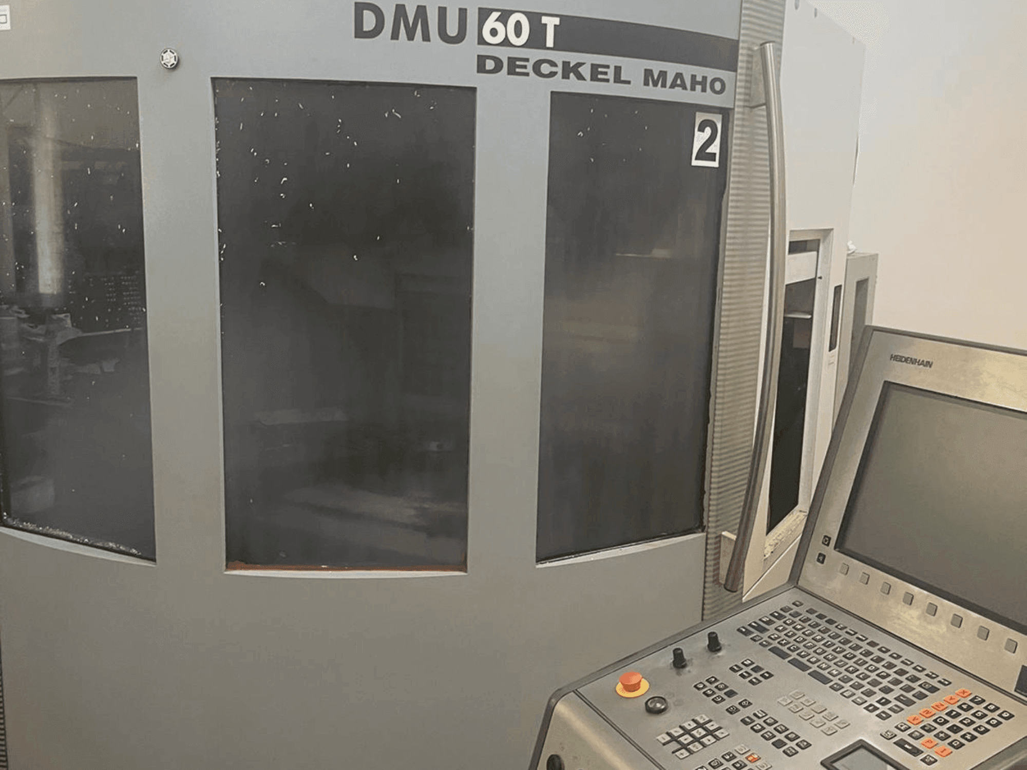 Widok z przodu maszyny DMG DECKEL MAHO DMU 60T