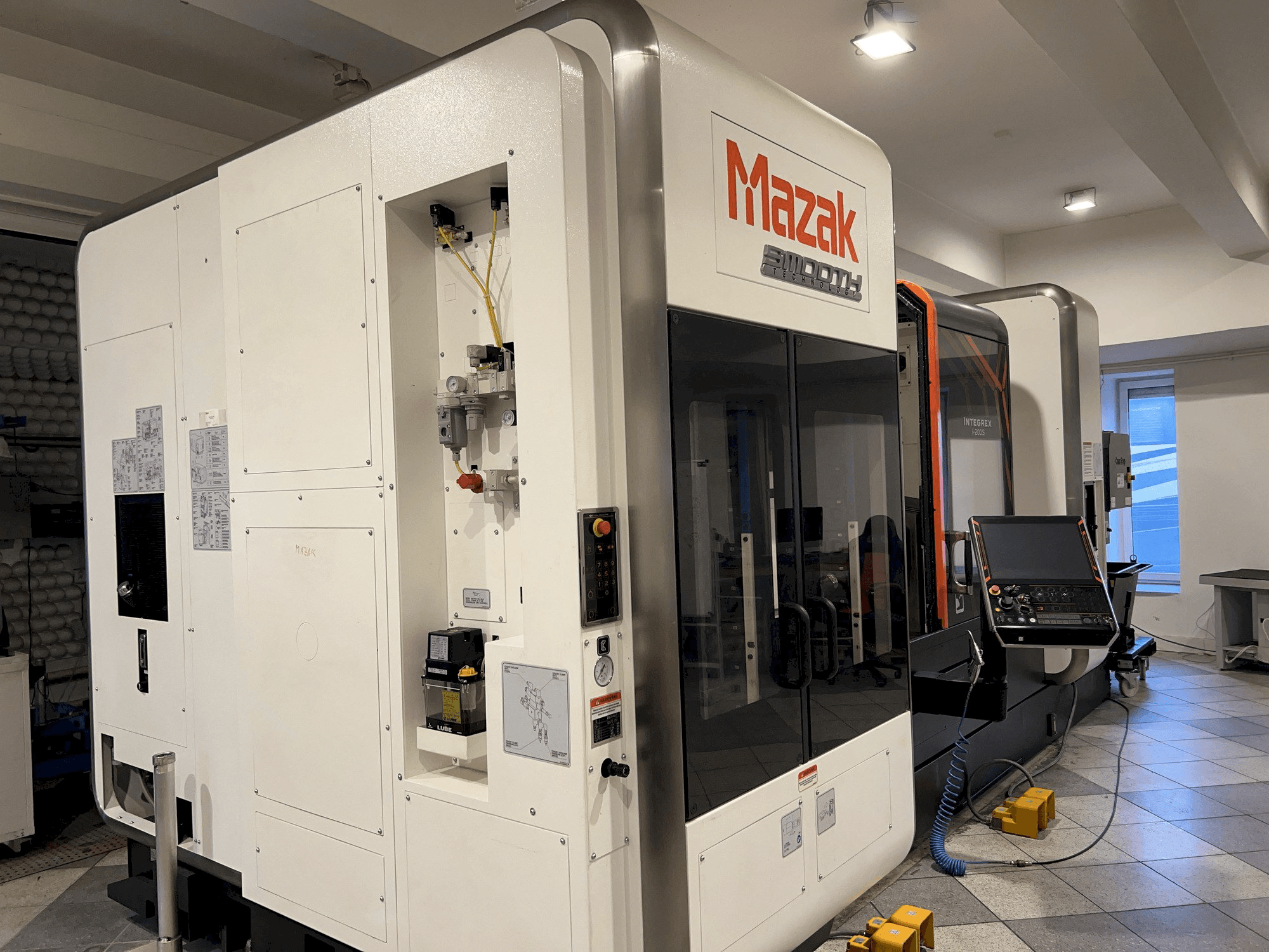 Widok z przodu maszyny Mazak Integrex i-200S