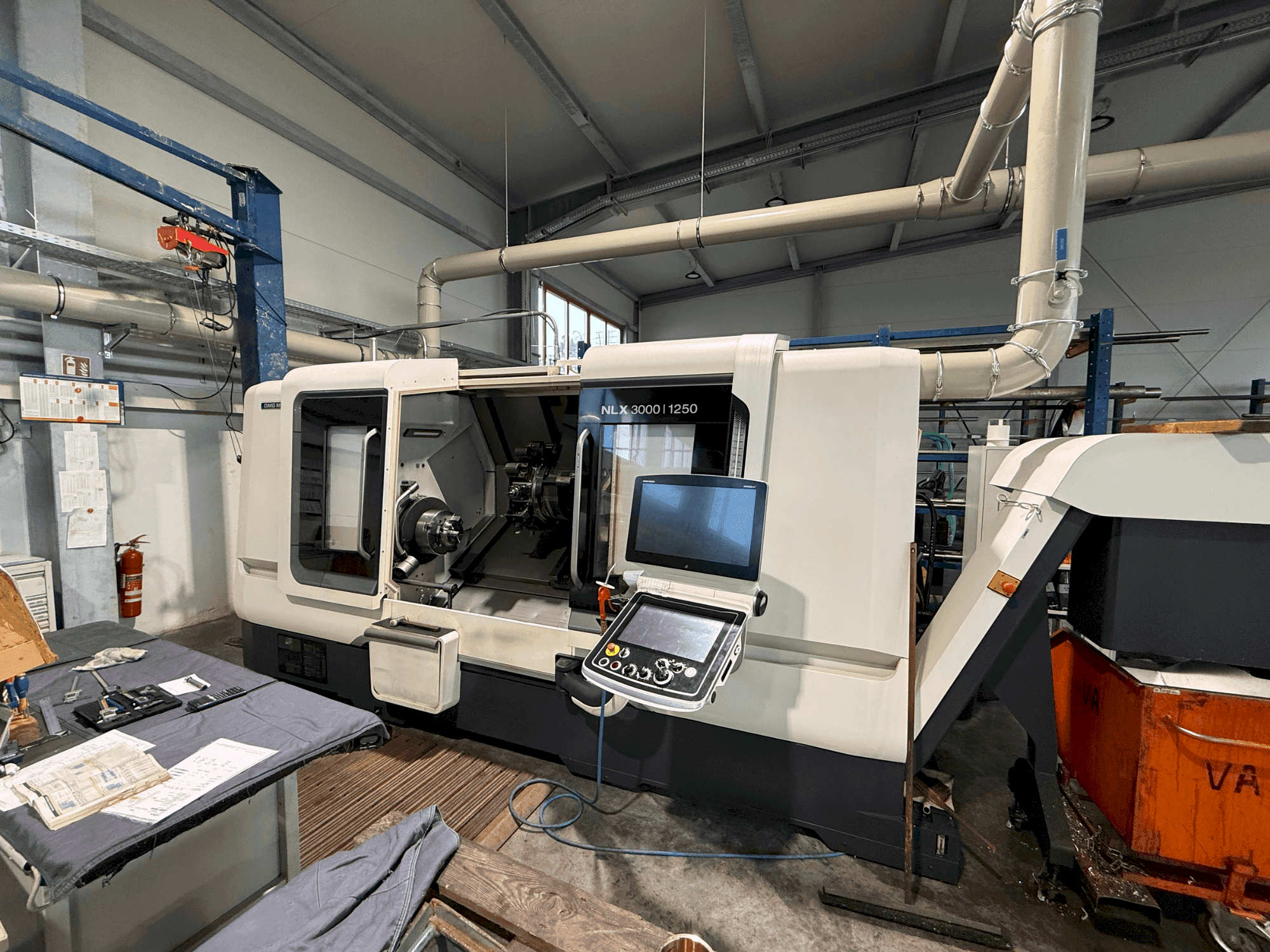 Widok z przodu maszyny DMG MORI NLX 3000 Y / 1250