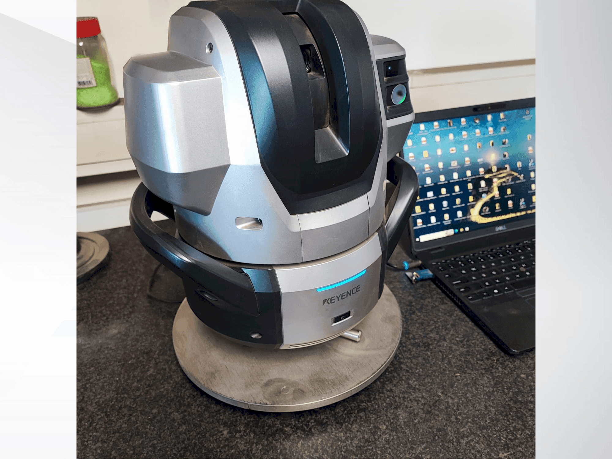 Widok z przodu maszyny KEYENCE WM 3000