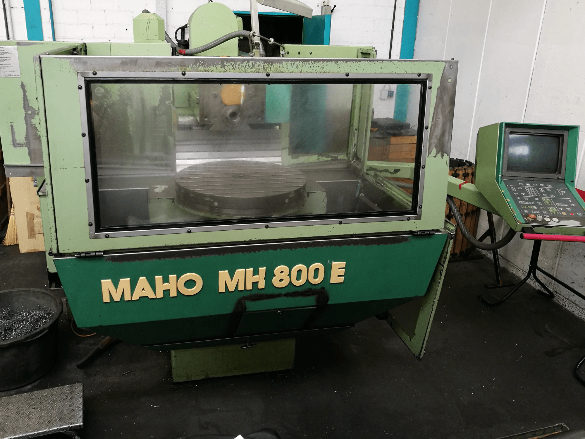 Widok z przodu maszyny Maho MH 800 E