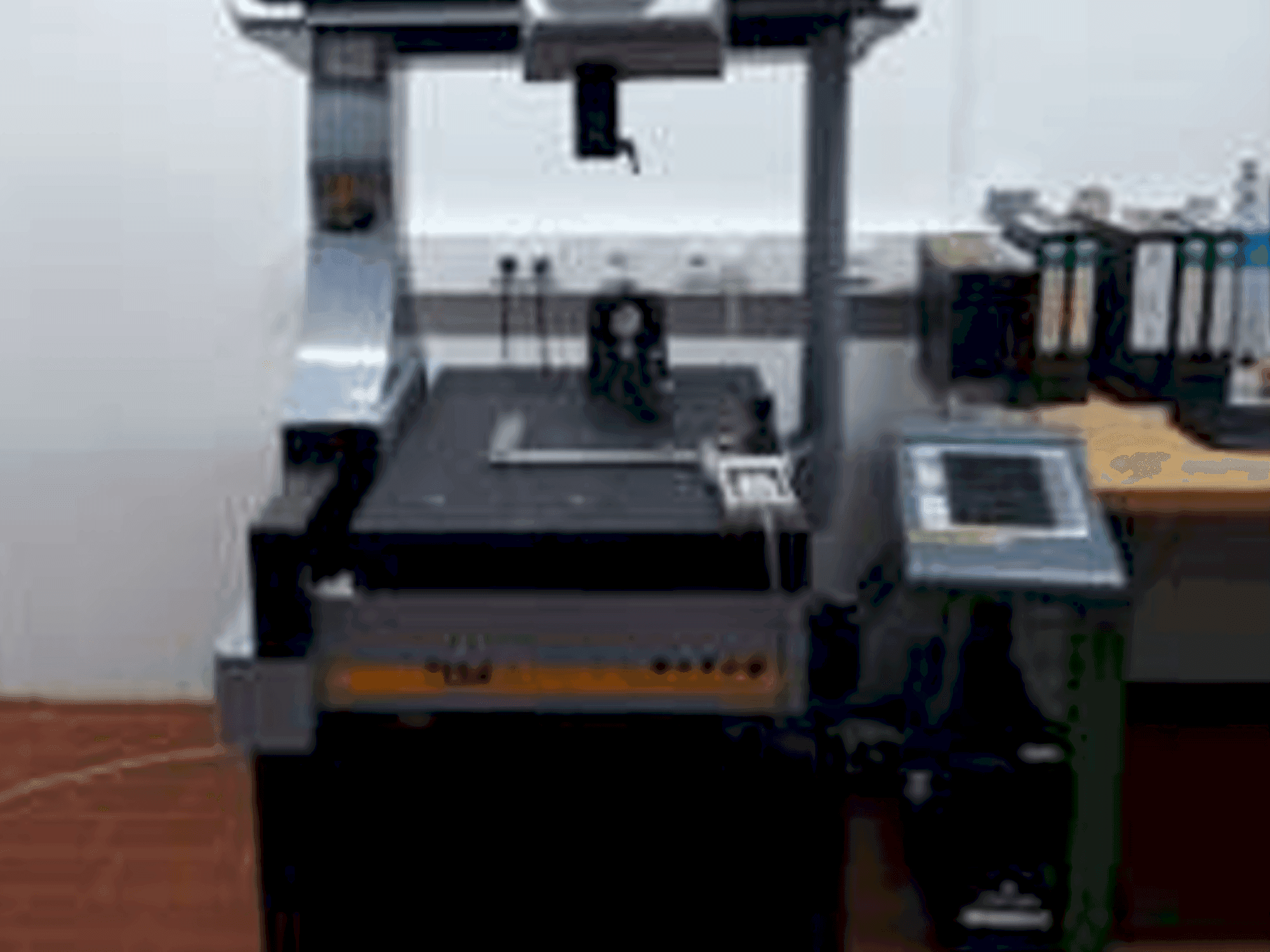 Widok z przodu maszyny TESA Micro-Hite MH3D Recorder 454 Tesaslar-i