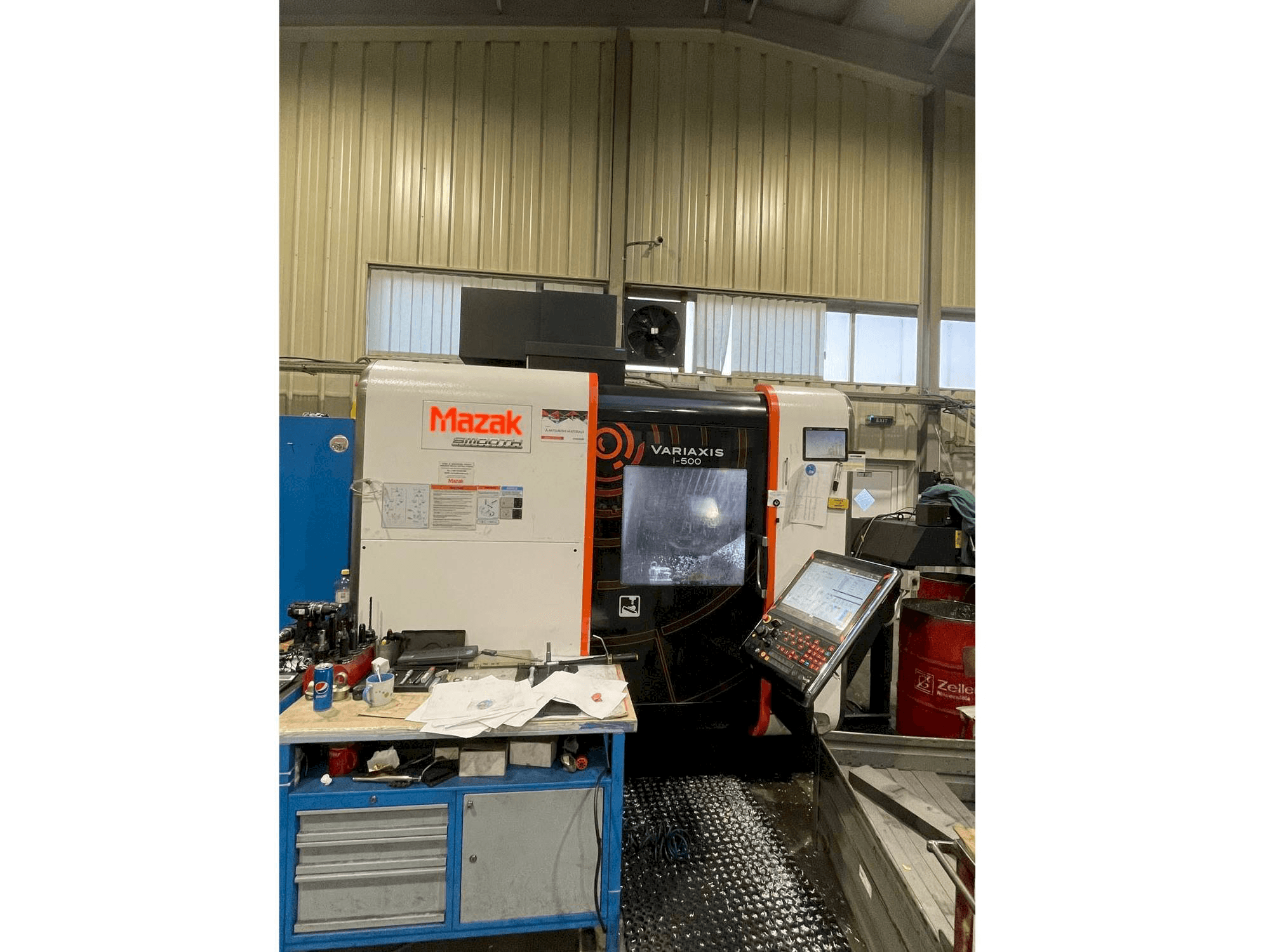 Widok z przodu maszyny Mazak Variaxis i-500