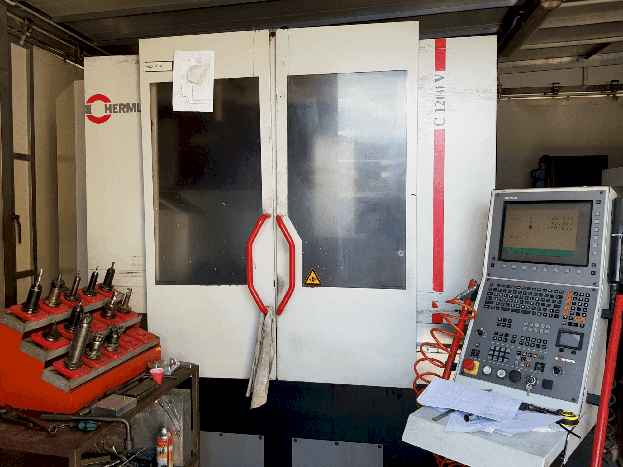 Widok z przodu maszyny HERMLE C 1200 V