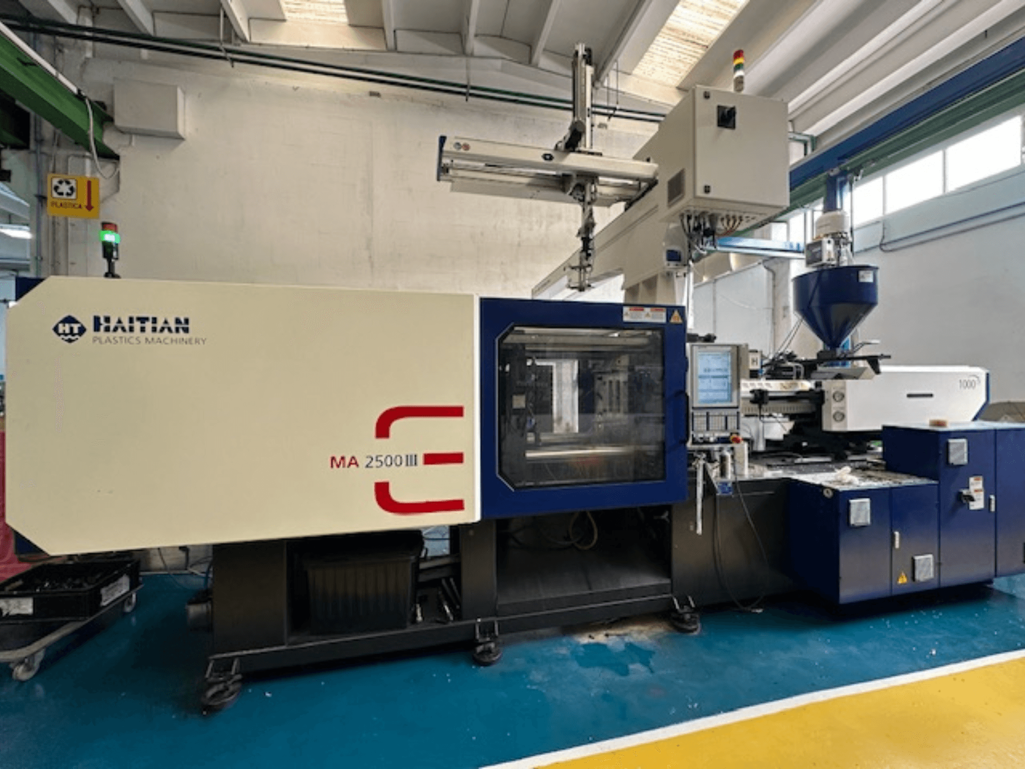 Hydrauliczna wtryskarka Haitian MA 2500 III, widok z przodu z panelem sterowania i zbiornikiem.