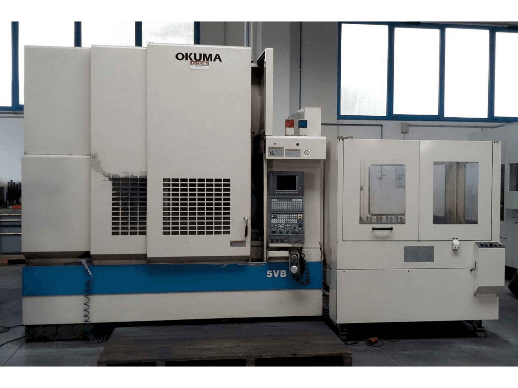 Widok z przodu maszyny Okuma MX55 VB