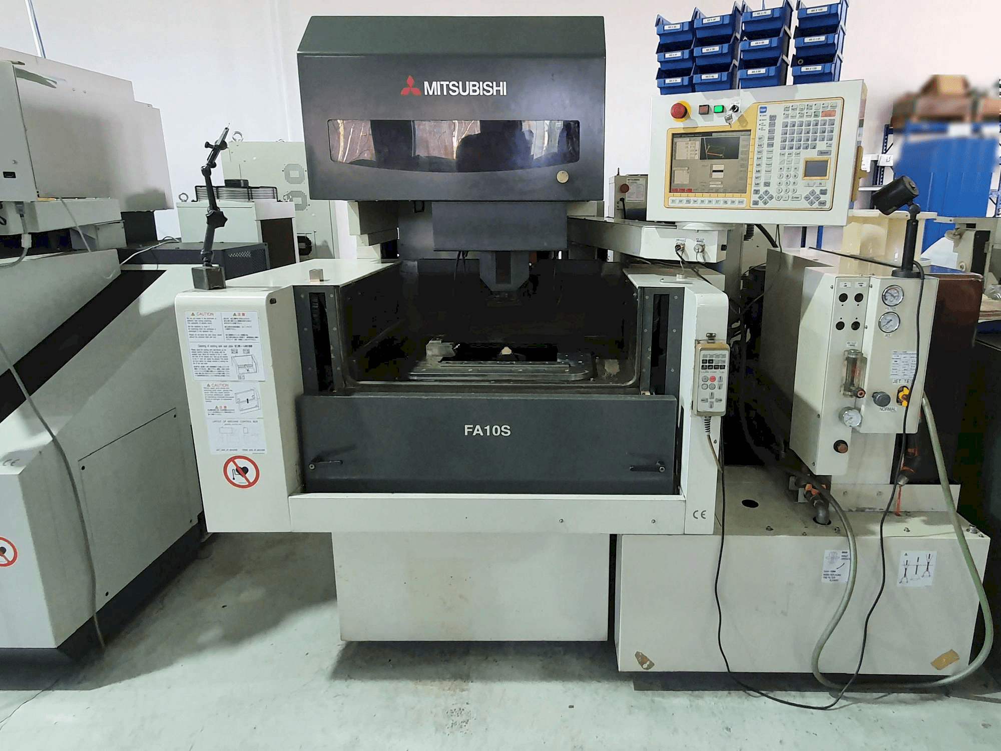 Widok z przodu maszyny Mitsubishi FA10SM