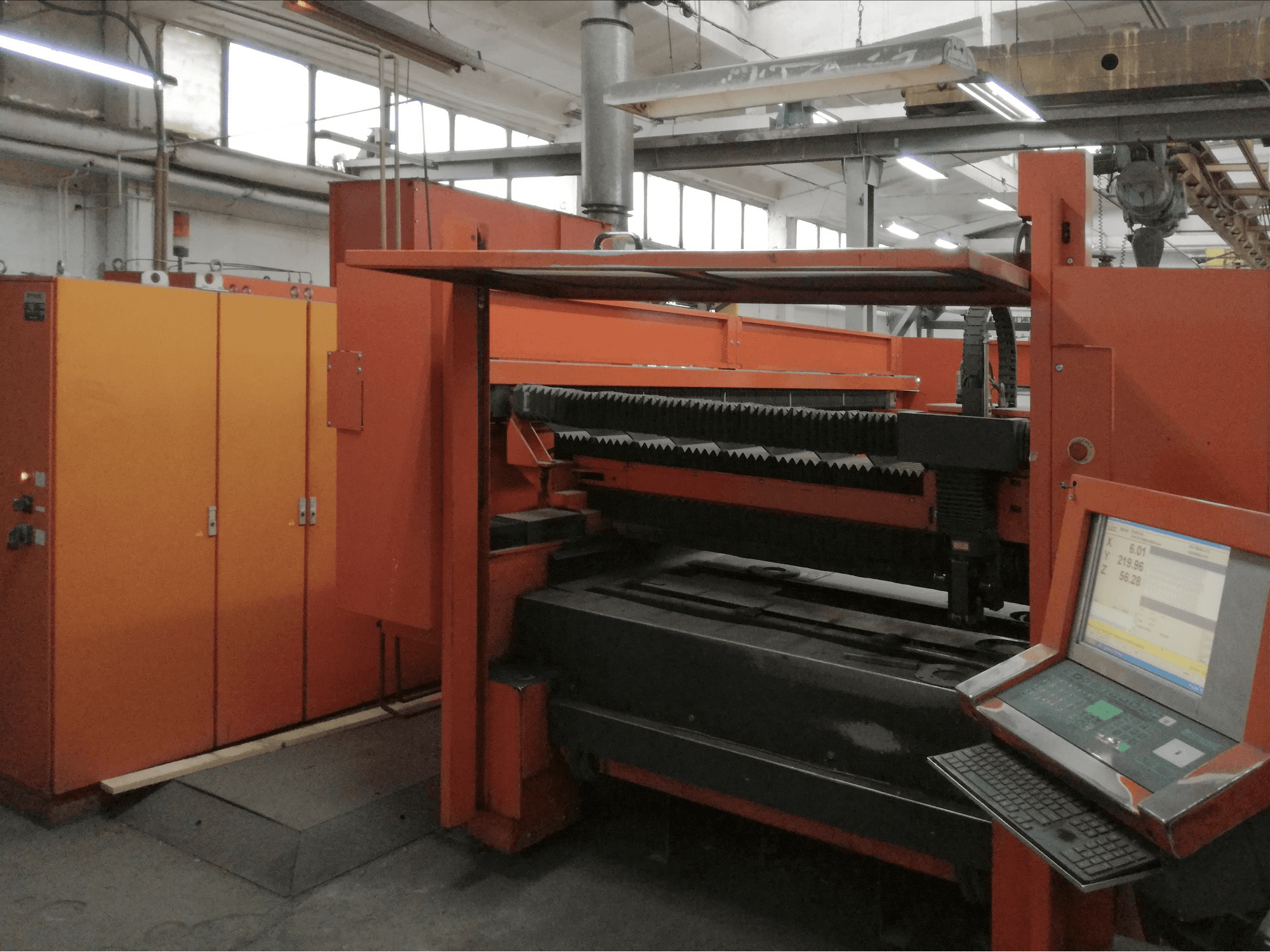 Widok z prawej maszyny Bystronic BySprint 3015