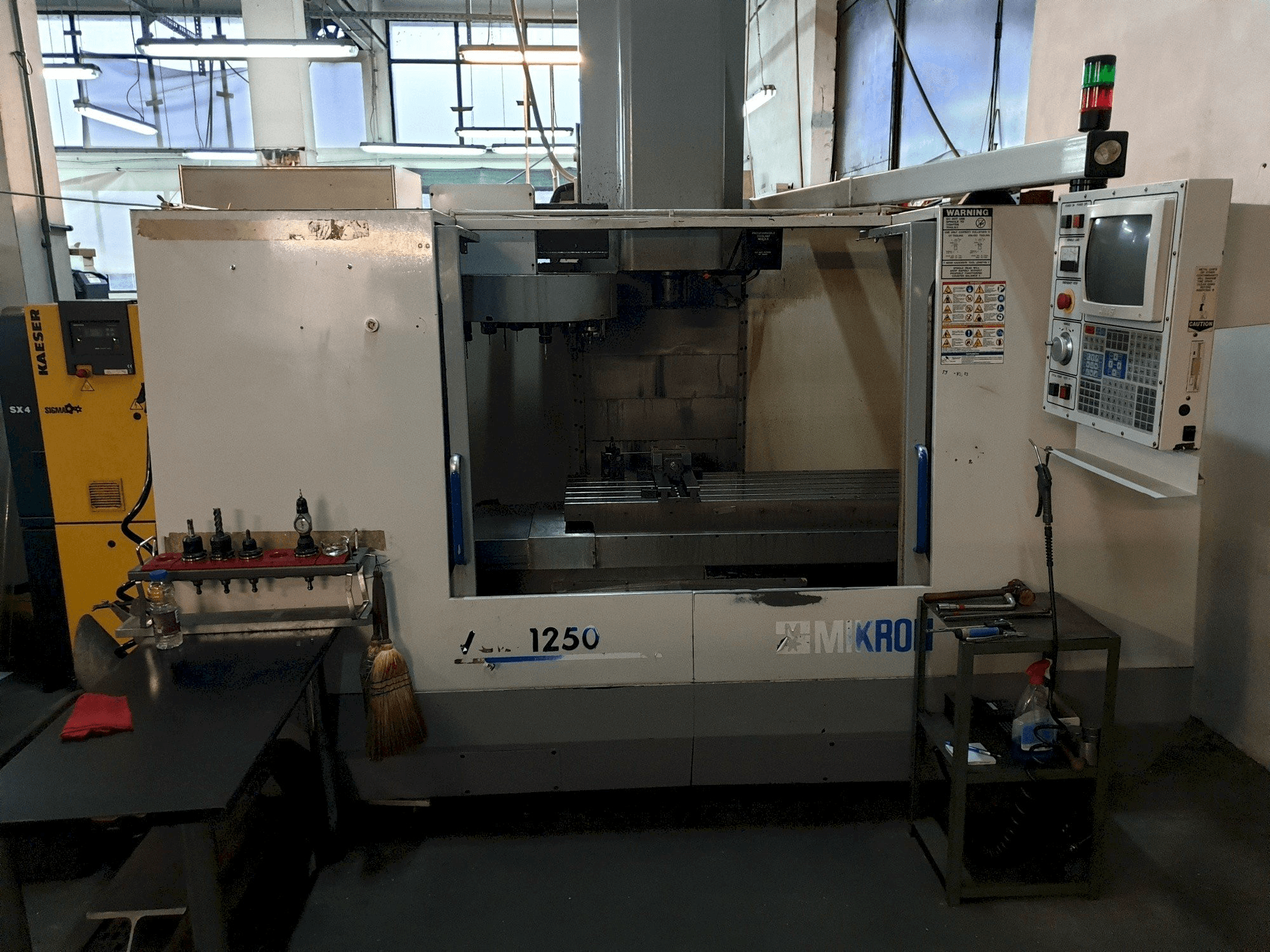 Widok z przodu maszyny MIKRON-HAAS VCE 1250