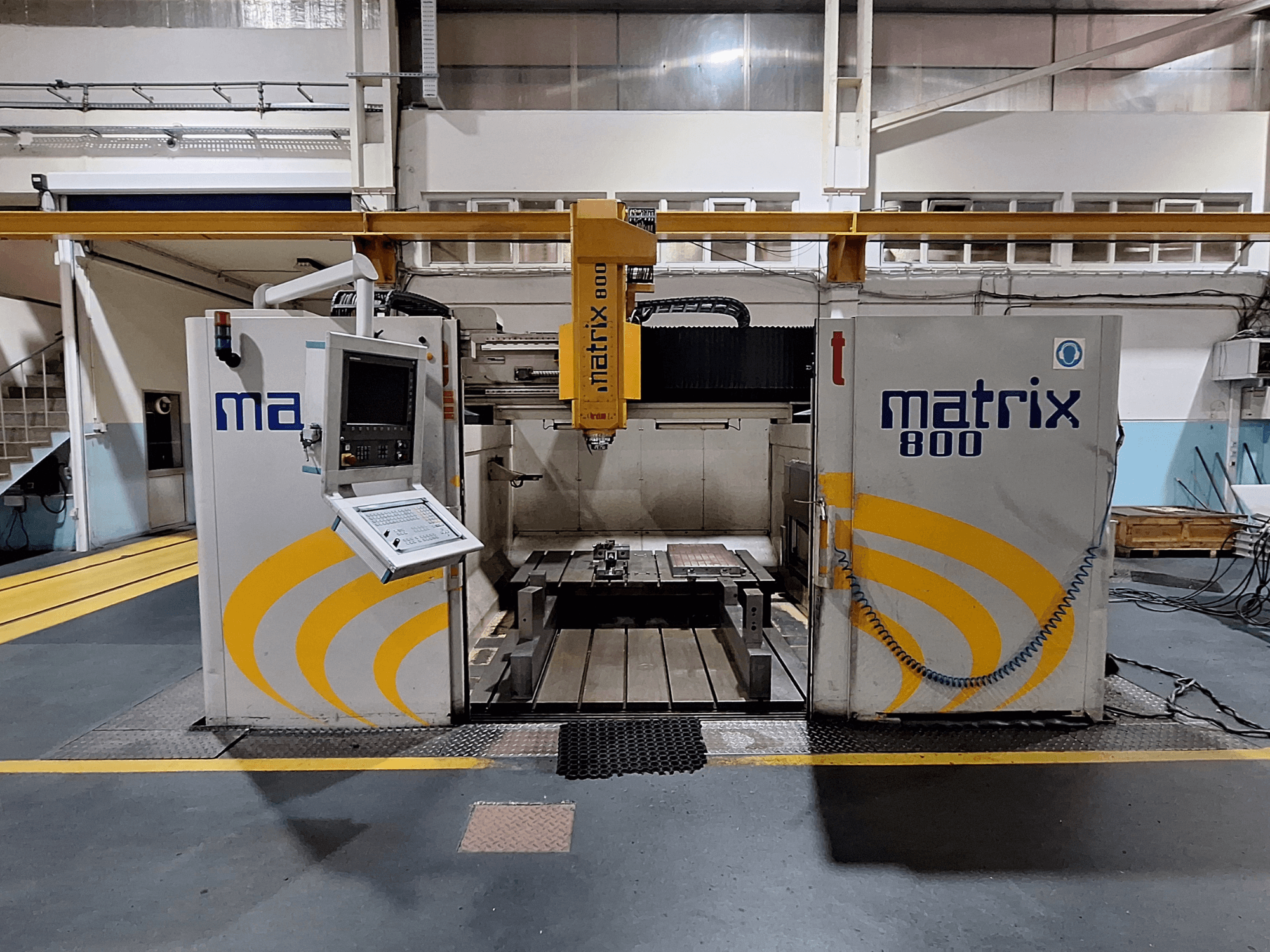 Frezarka bramowa Breton Matrix WM 800 K25 w warsztacie, pokazująca panel sterowania i stół roboczy od przodu.