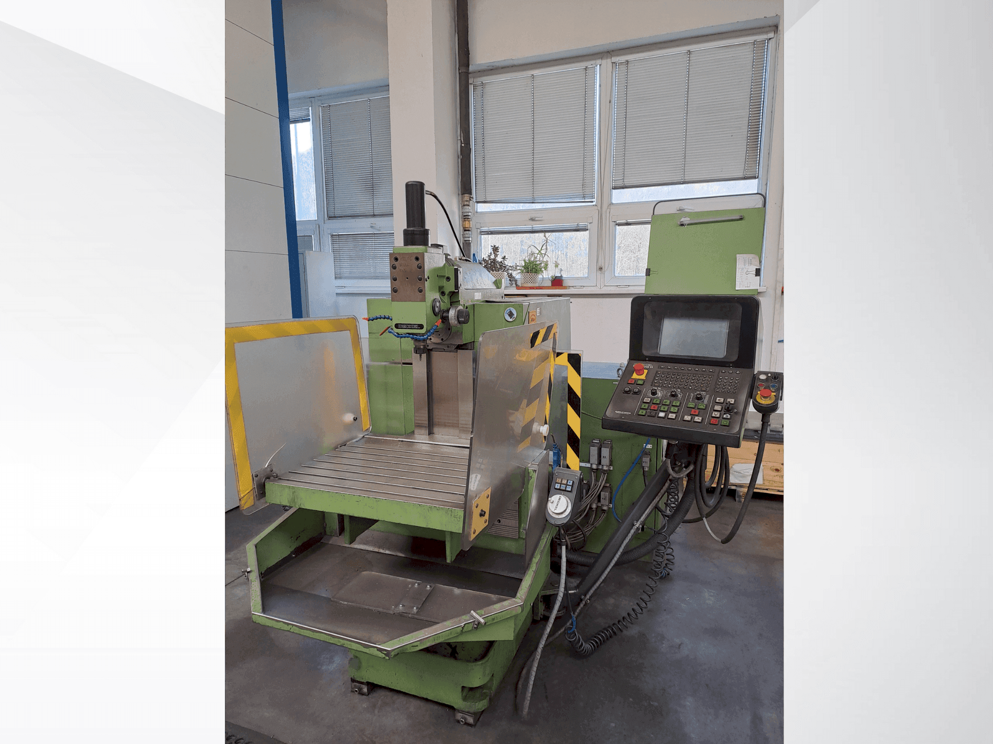 Widok z przodu maszyny DECKEL FP 3A (1999)