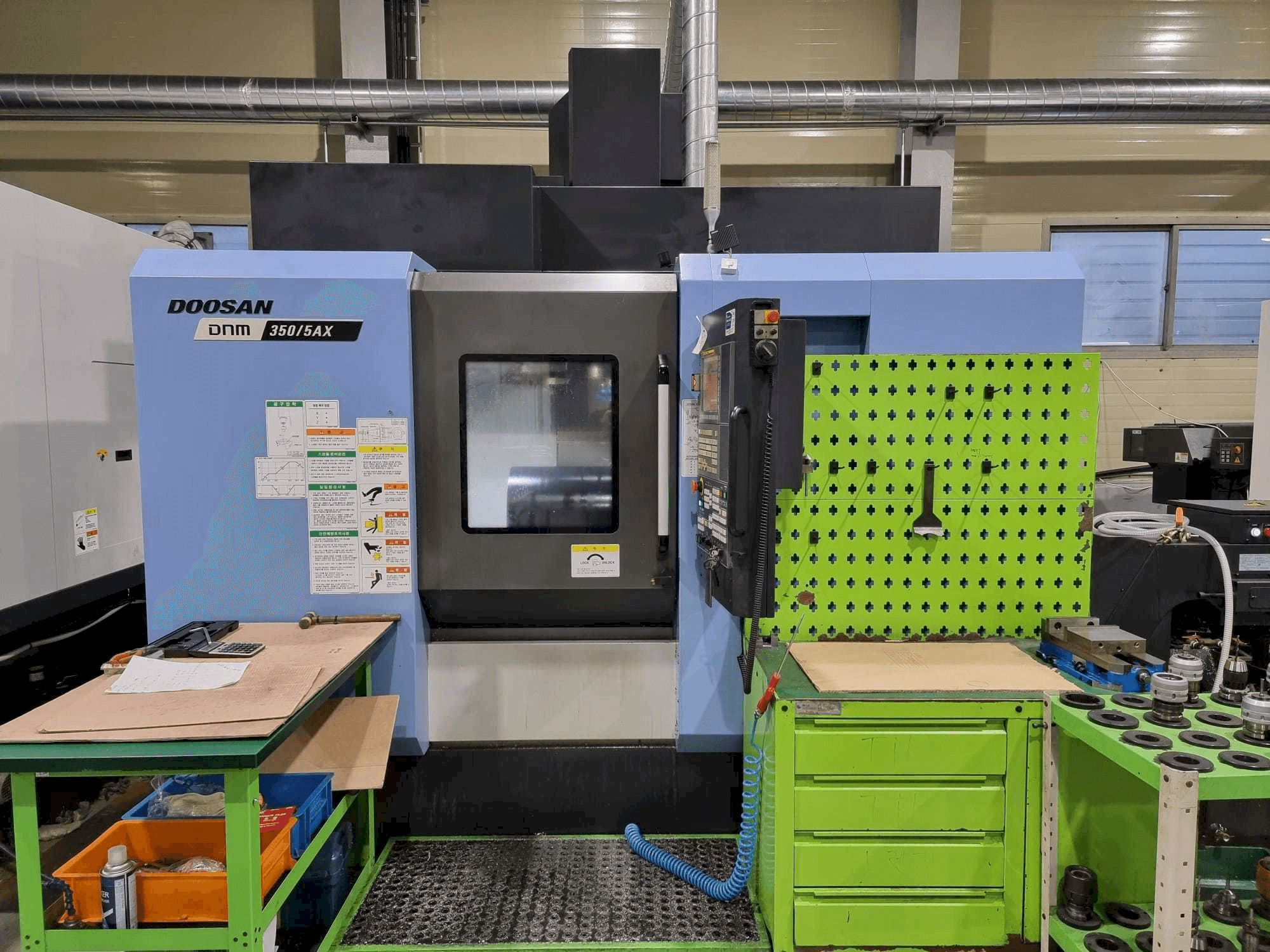 Widok z przodu maszyny Doosan DNM350/5AX