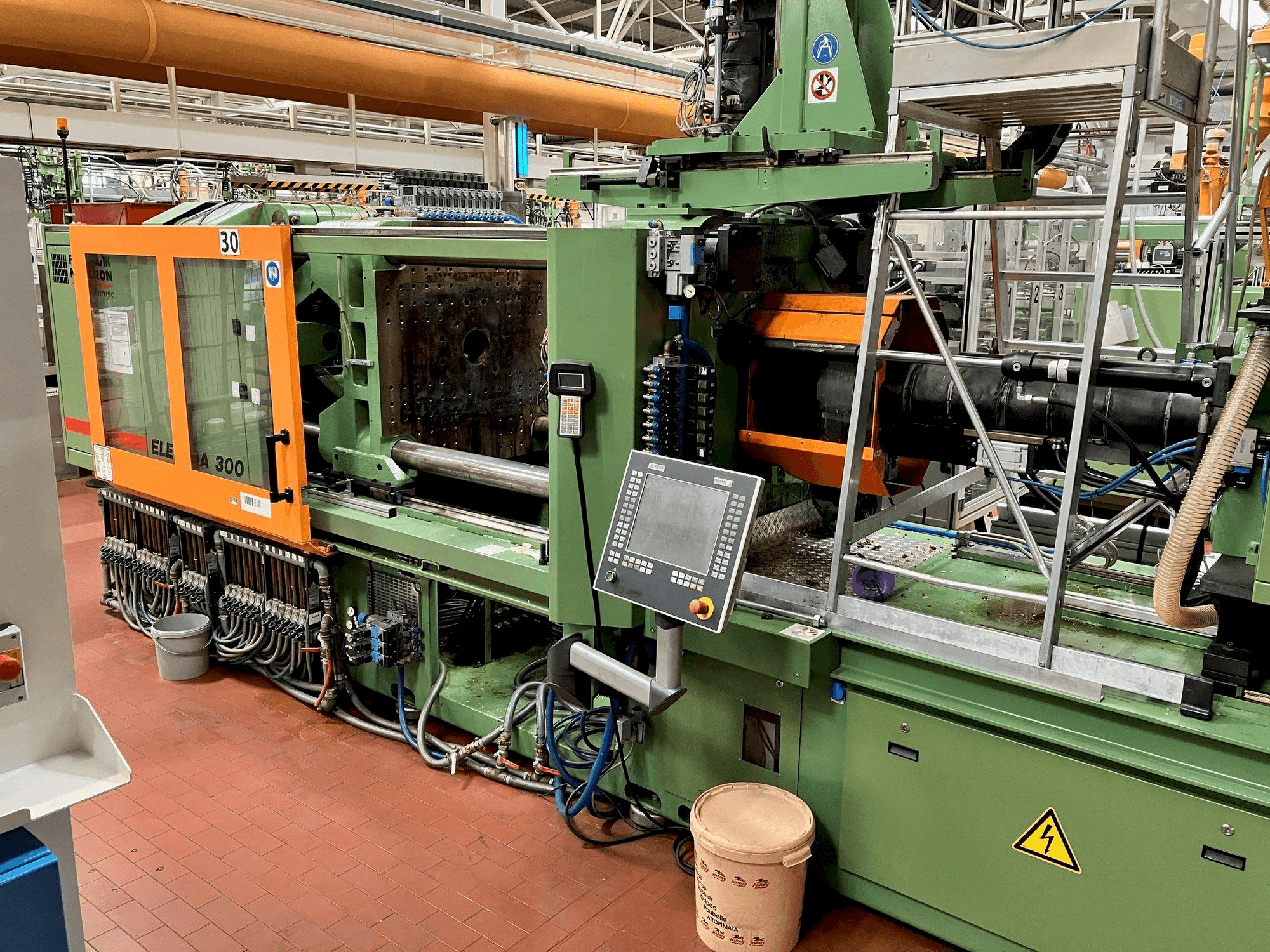 Widok z przodu maszyny FERROMATIK MILACRON Europe Elektra 300