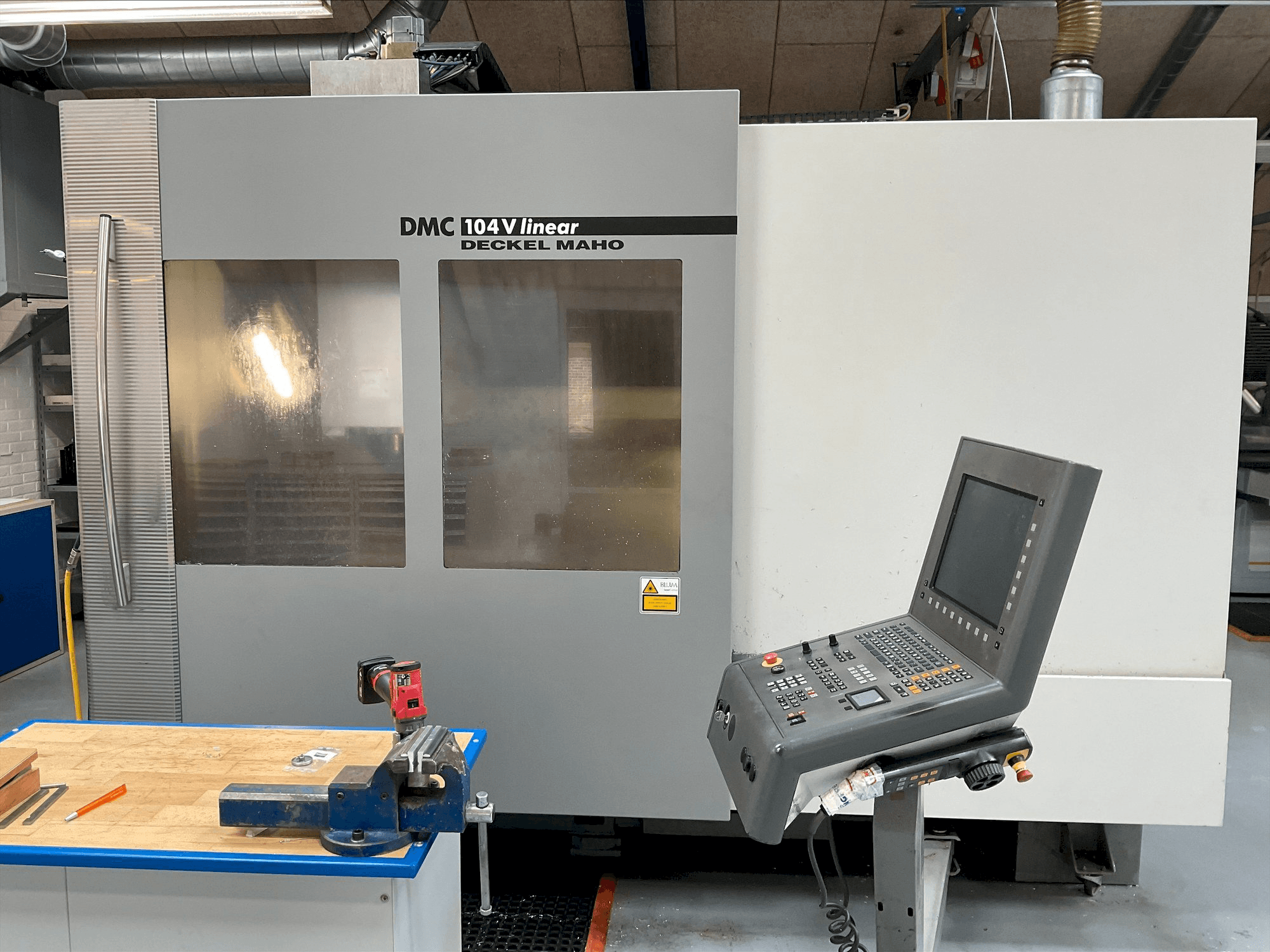 Widok z przodu maszyny DMG MORI DMC 104V linear