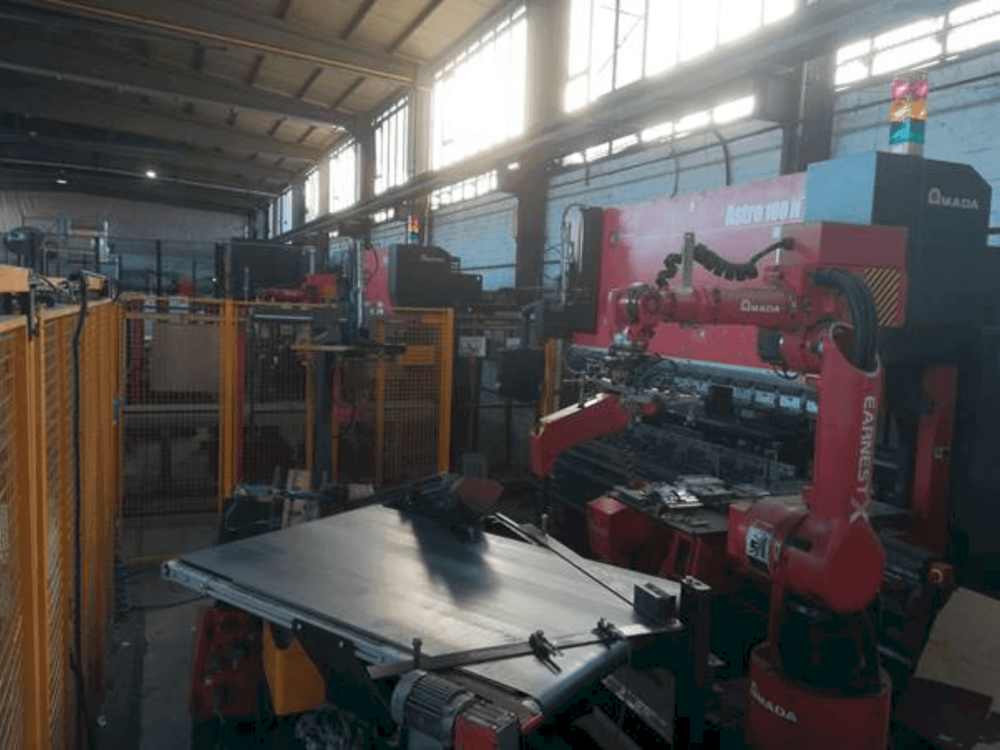 Widok z przodu maszyny AMADA Astro 100 NT