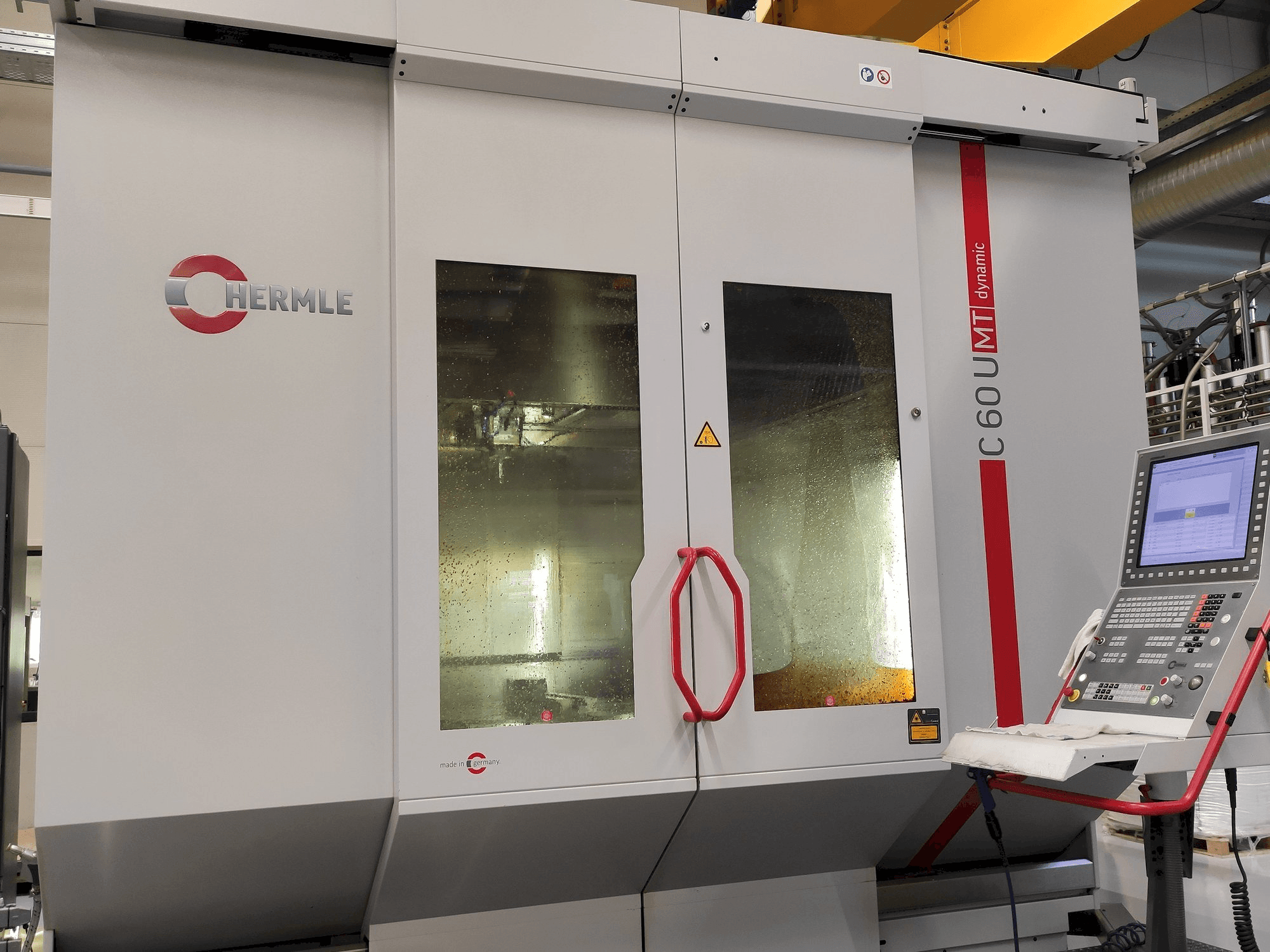 Widok z przodu maszyny HERMLE C 60 U MT