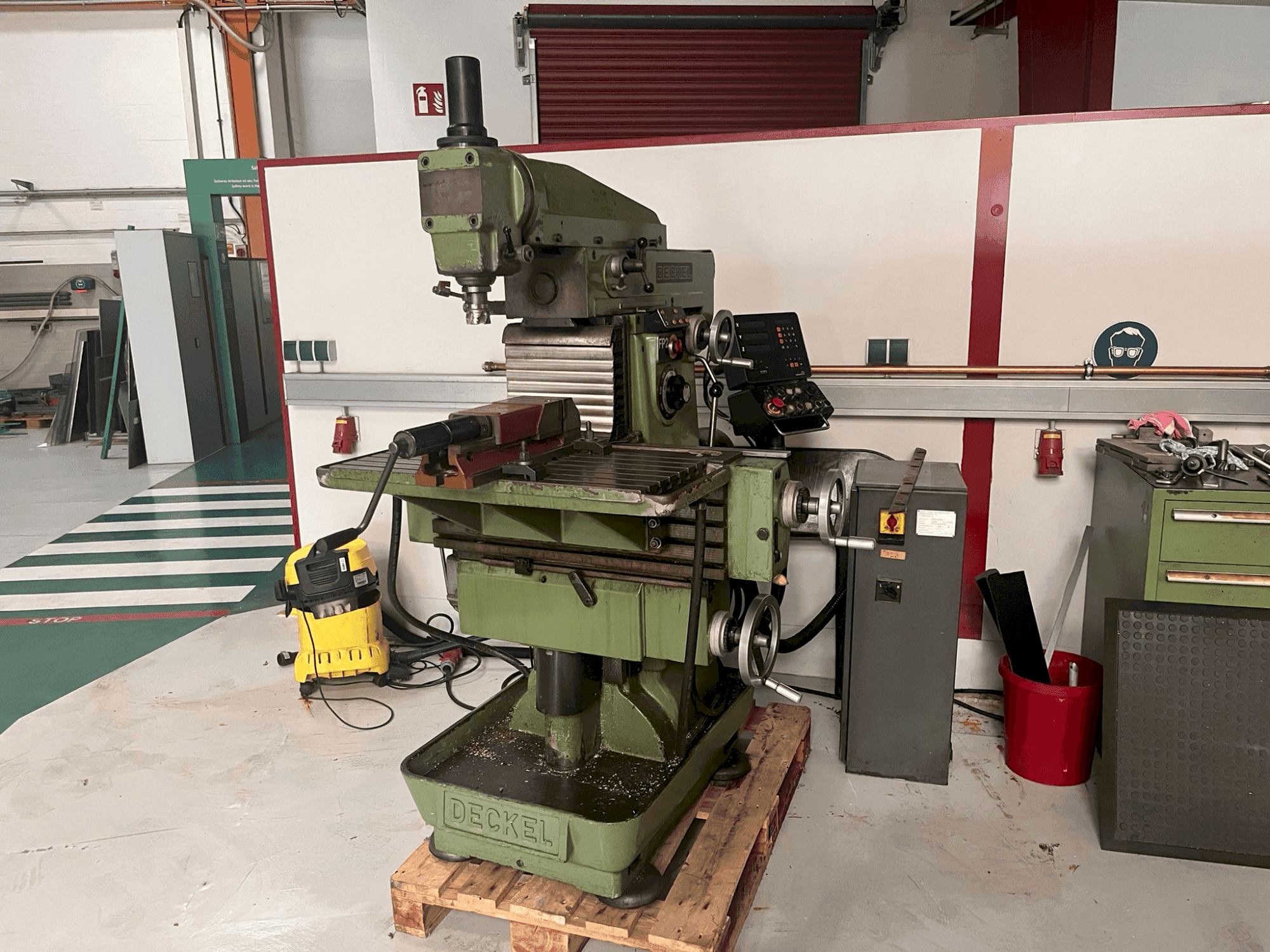 Widok z przodu maszyny DECKEL FP2