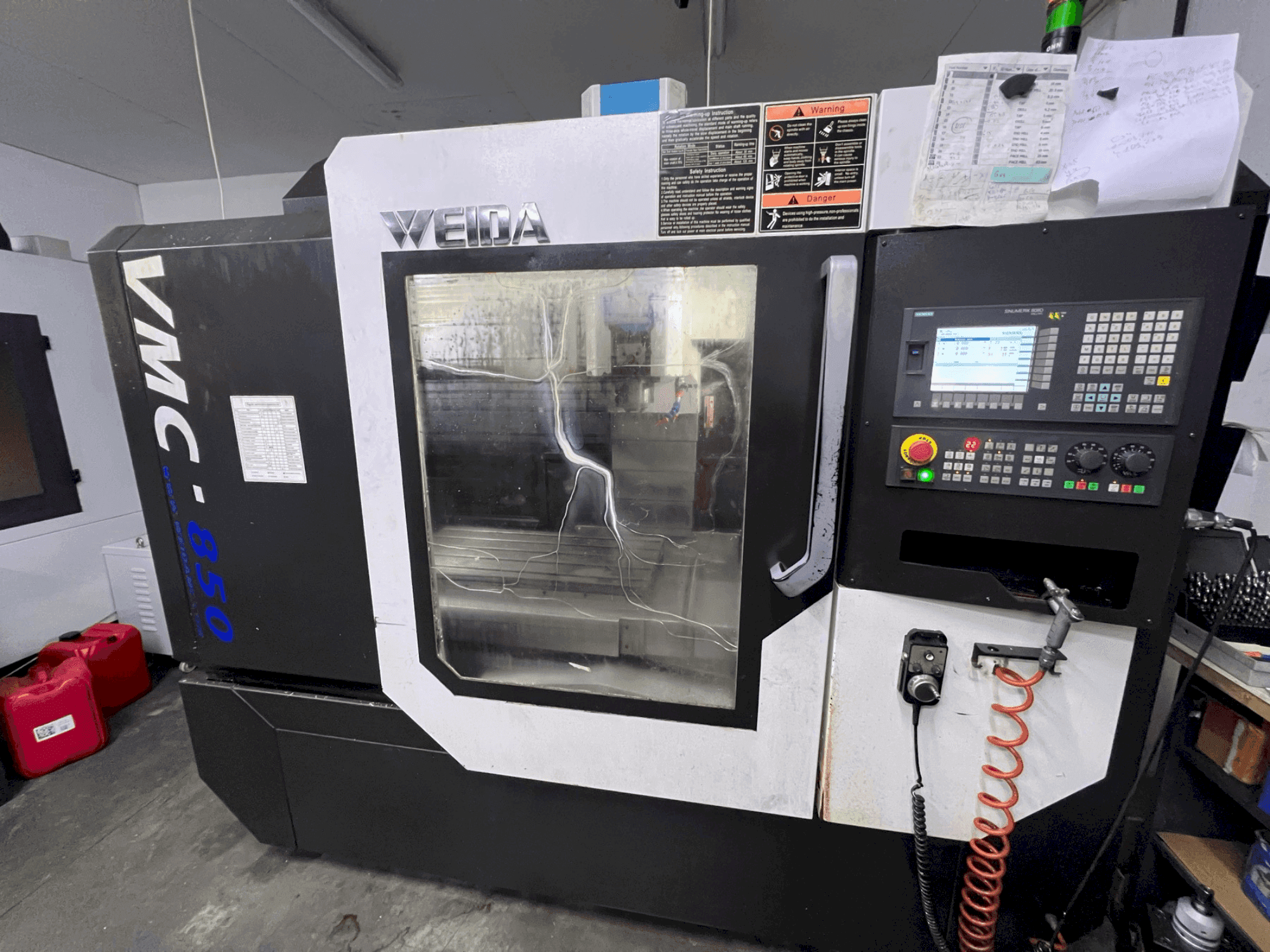 Widok z przodu maszyny WEIDA VMC850