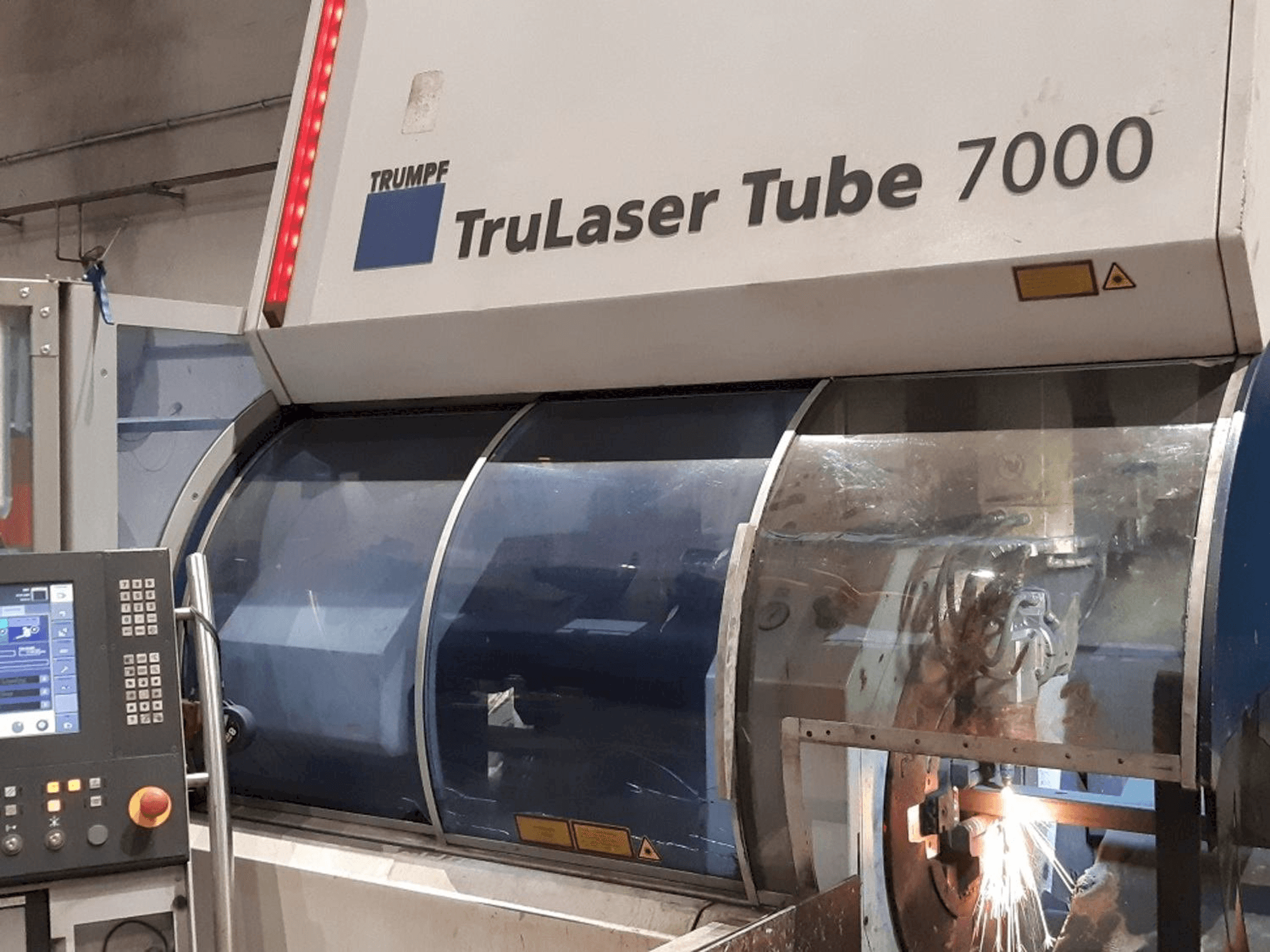 Widok z przodu maszyny Trumpf TruLaser Tube 7000